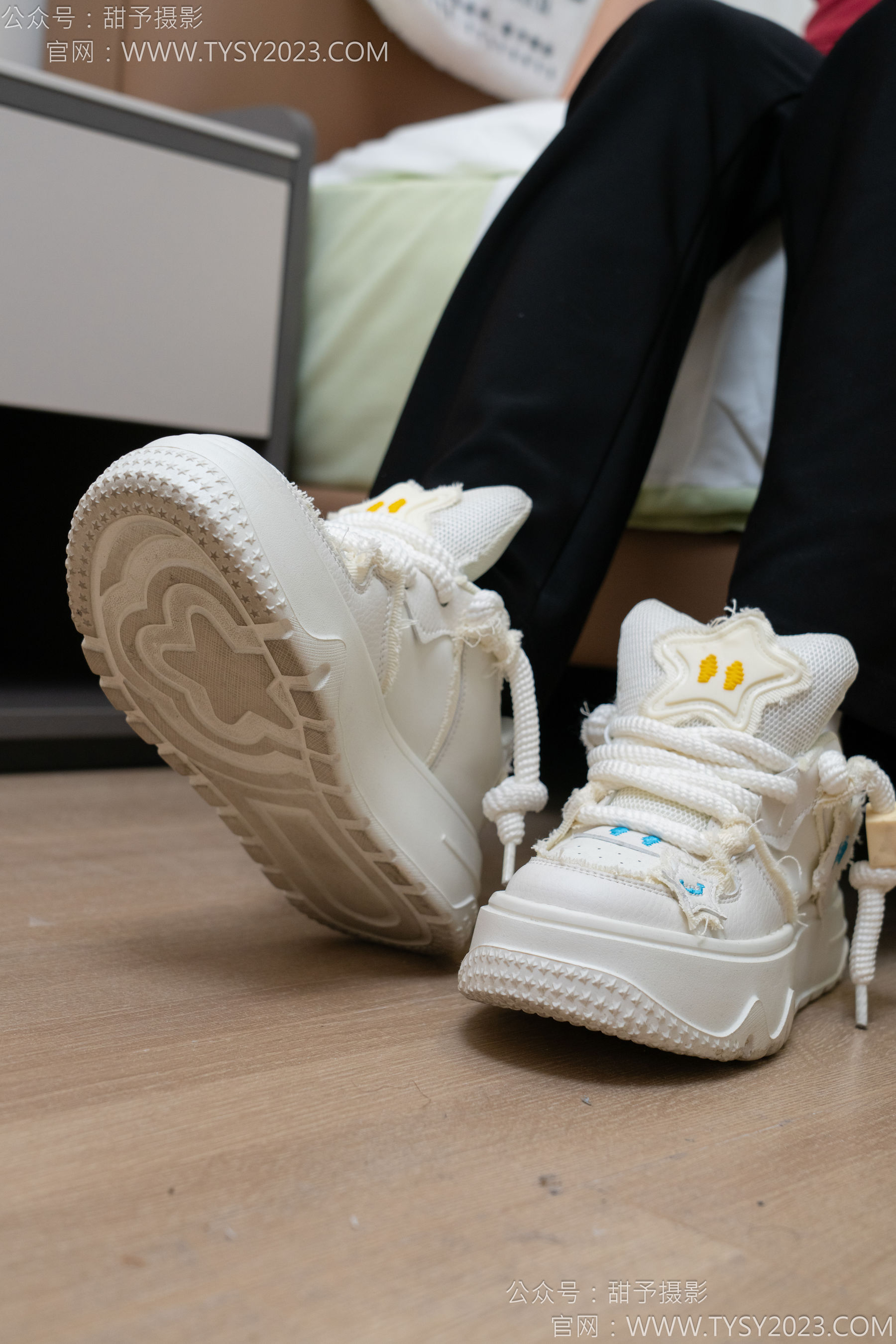 甜予摄影 No.135 思思 - 板鞋、白棉袜、裸足/(135P)