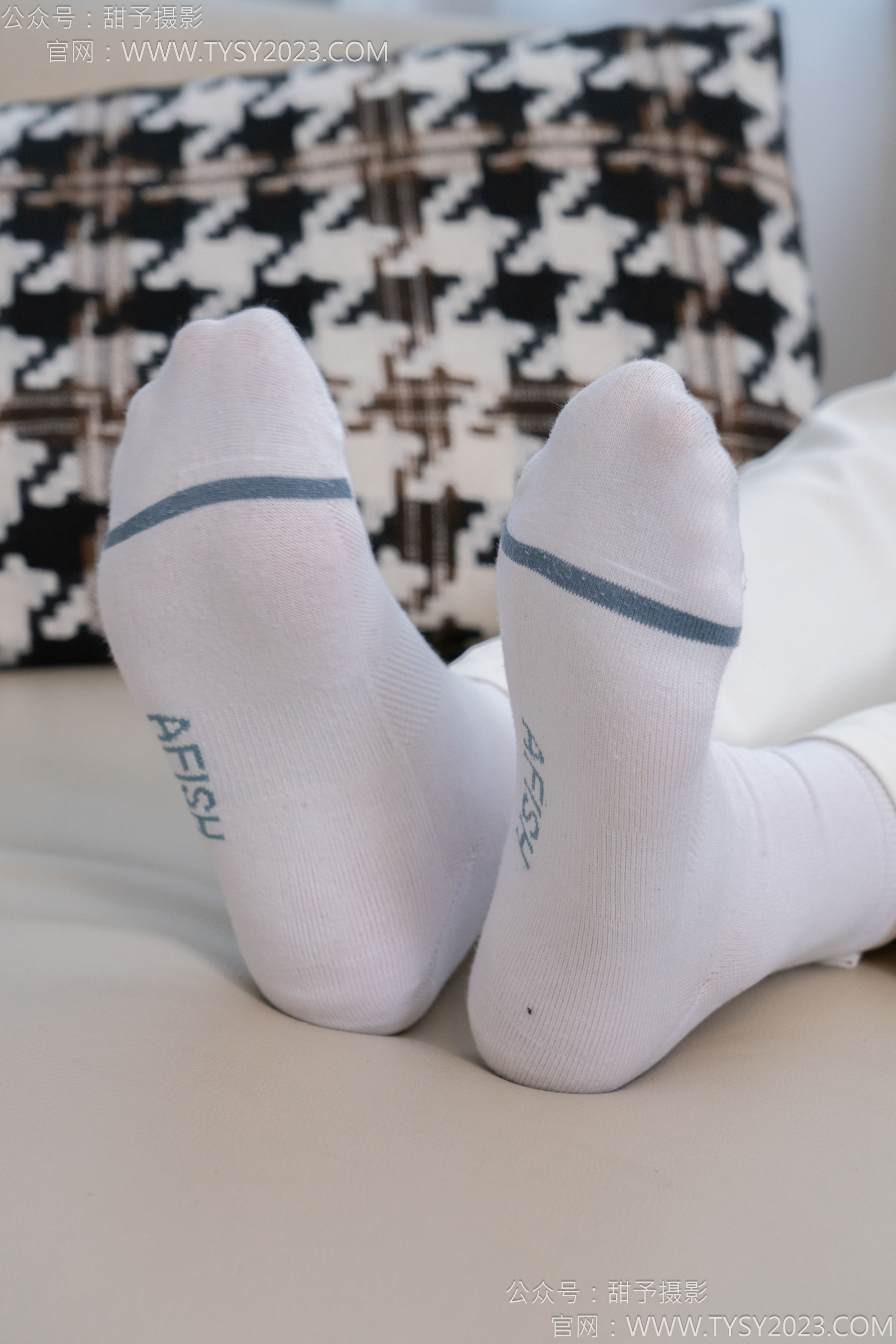 甜予摄影 No.124 梦梦 - 板鞋、白棉袜、裸足/(135P)