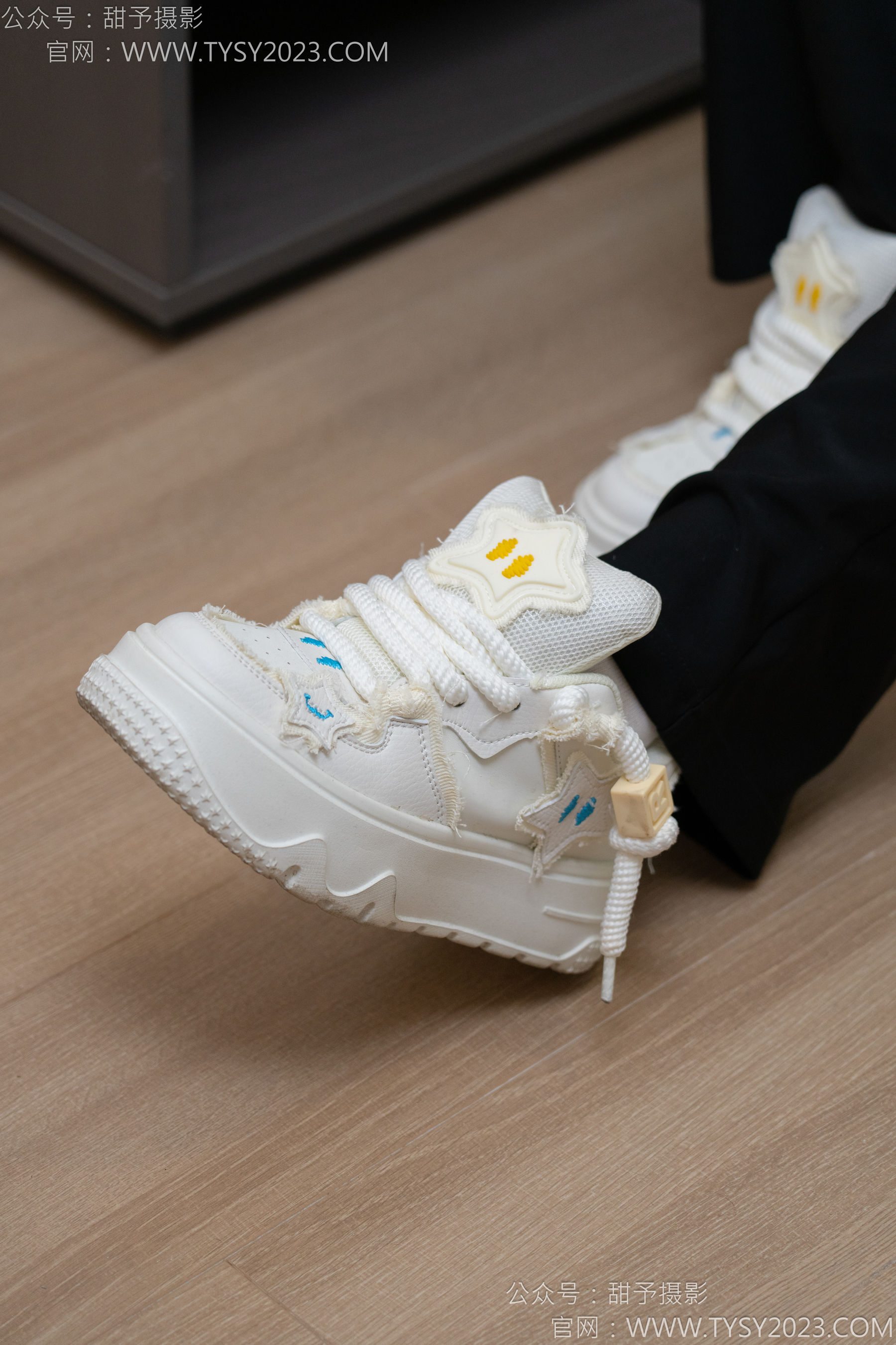 甜予摄影 No.135 思思 - 板鞋、白棉袜、裸足/(135P)