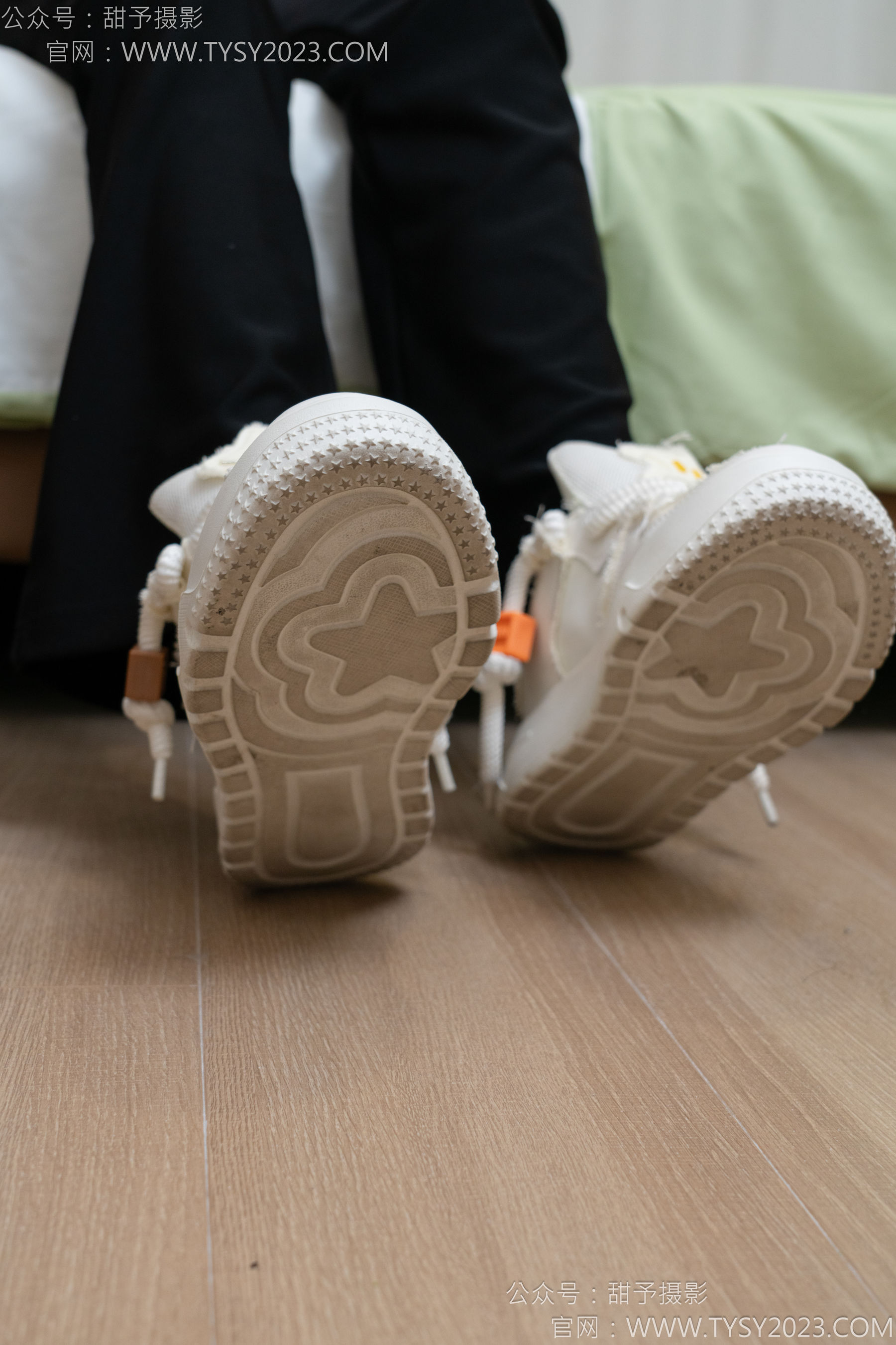 甜予摄影 No.135 思思 - 板鞋、白棉袜、裸足/(135P)