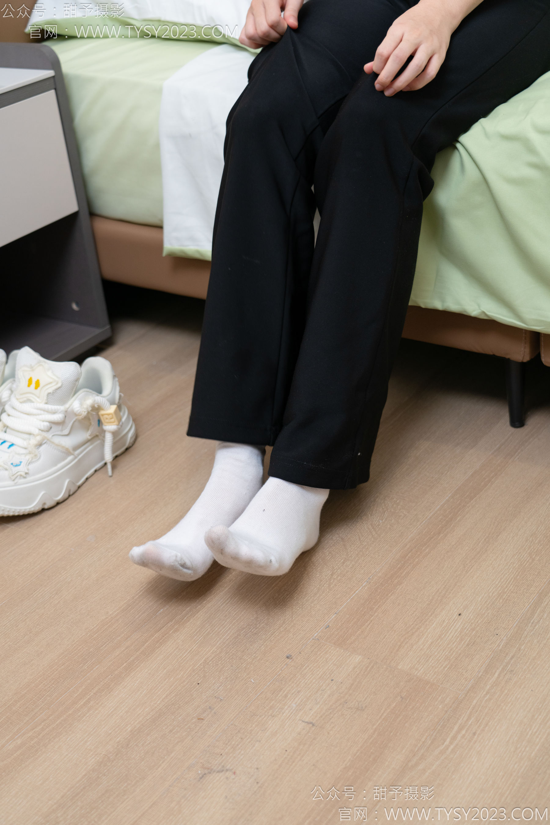 甜予摄影 No.135 思思 - 板鞋、白棉袜、裸足/(135P)