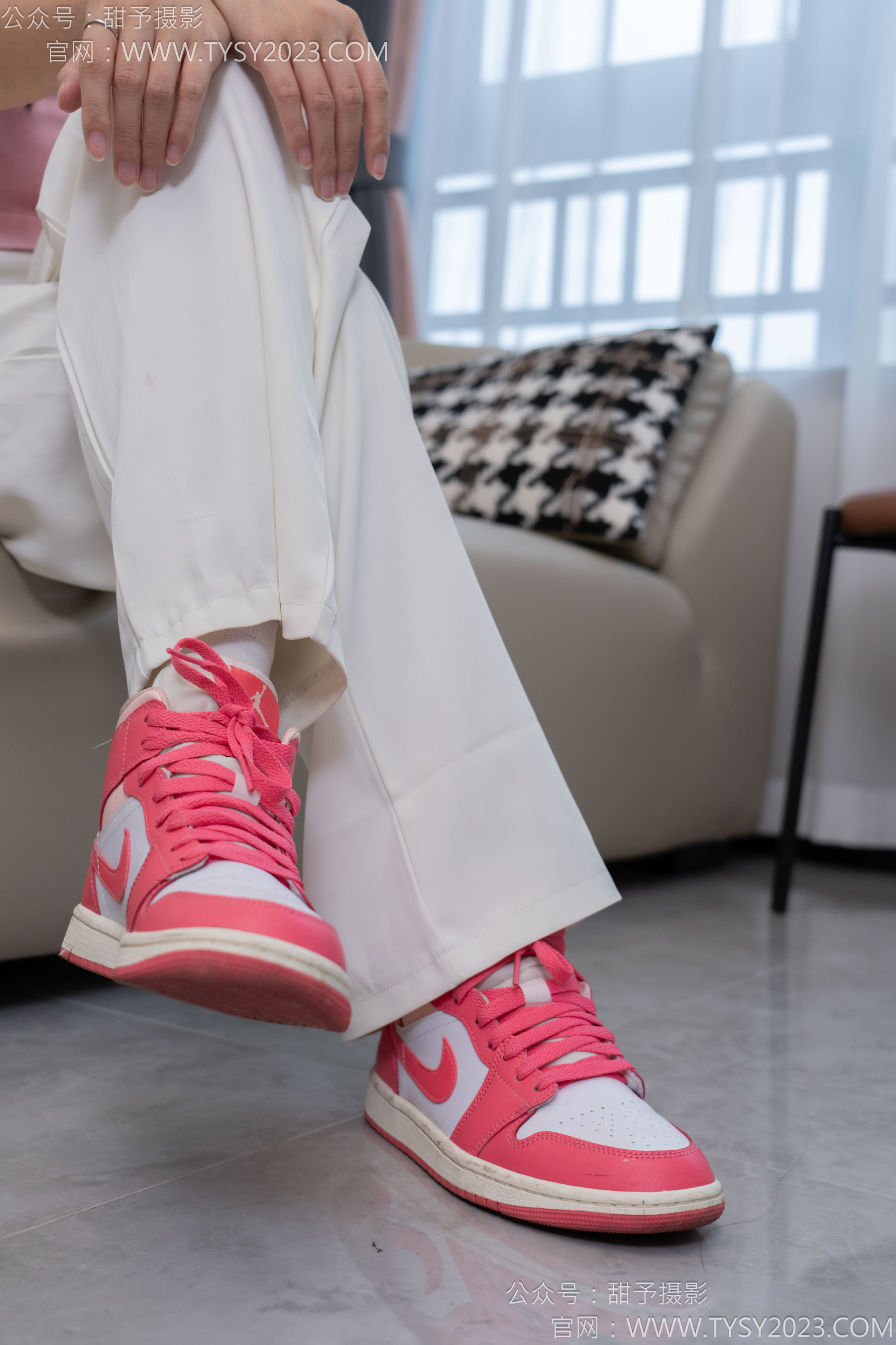 甜予摄影 No.124 梦梦 - 板鞋、白棉袜、裸足/(135P)
