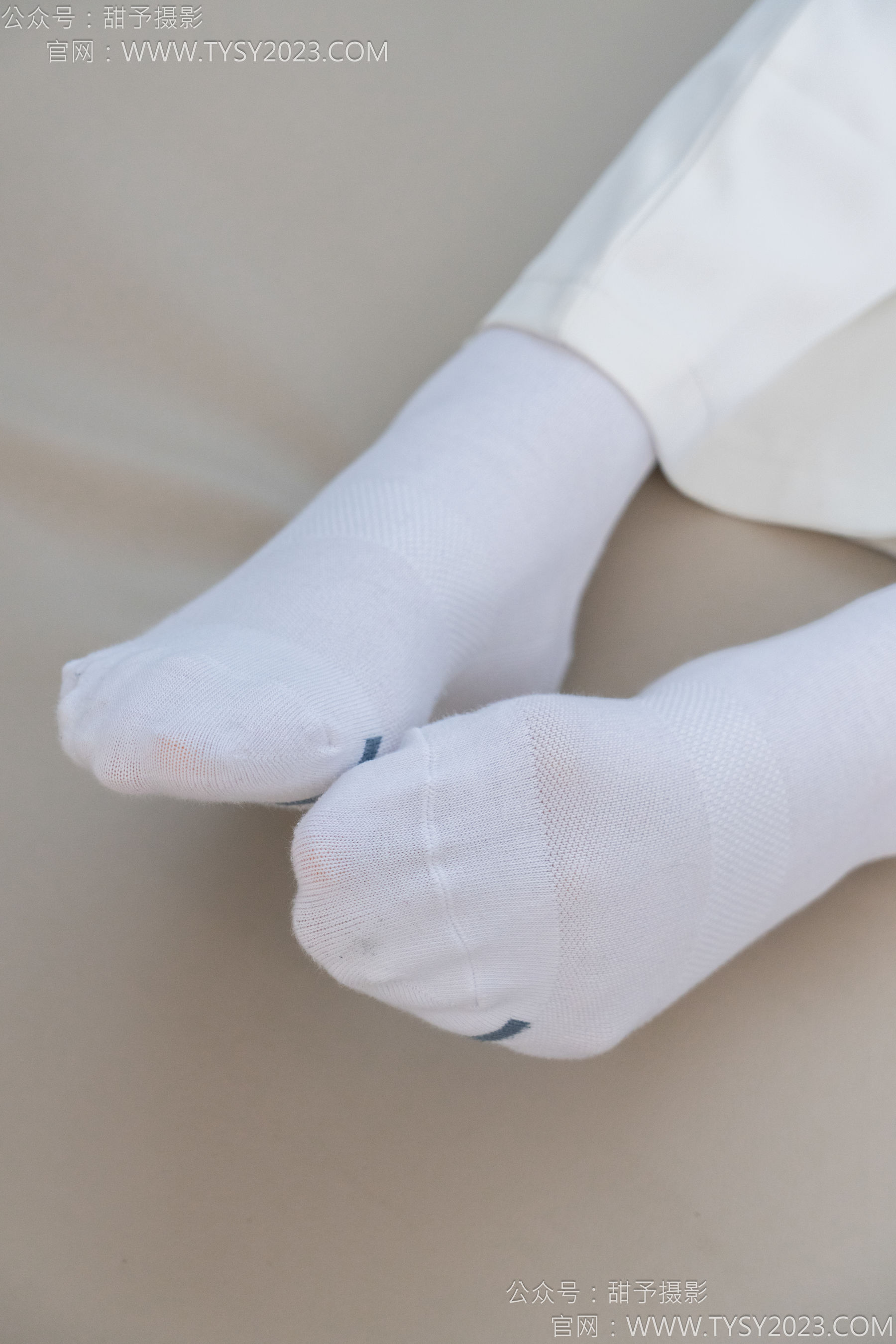 甜予摄影 No.124 梦梦 - 板鞋、白棉袜、裸足/(135P)