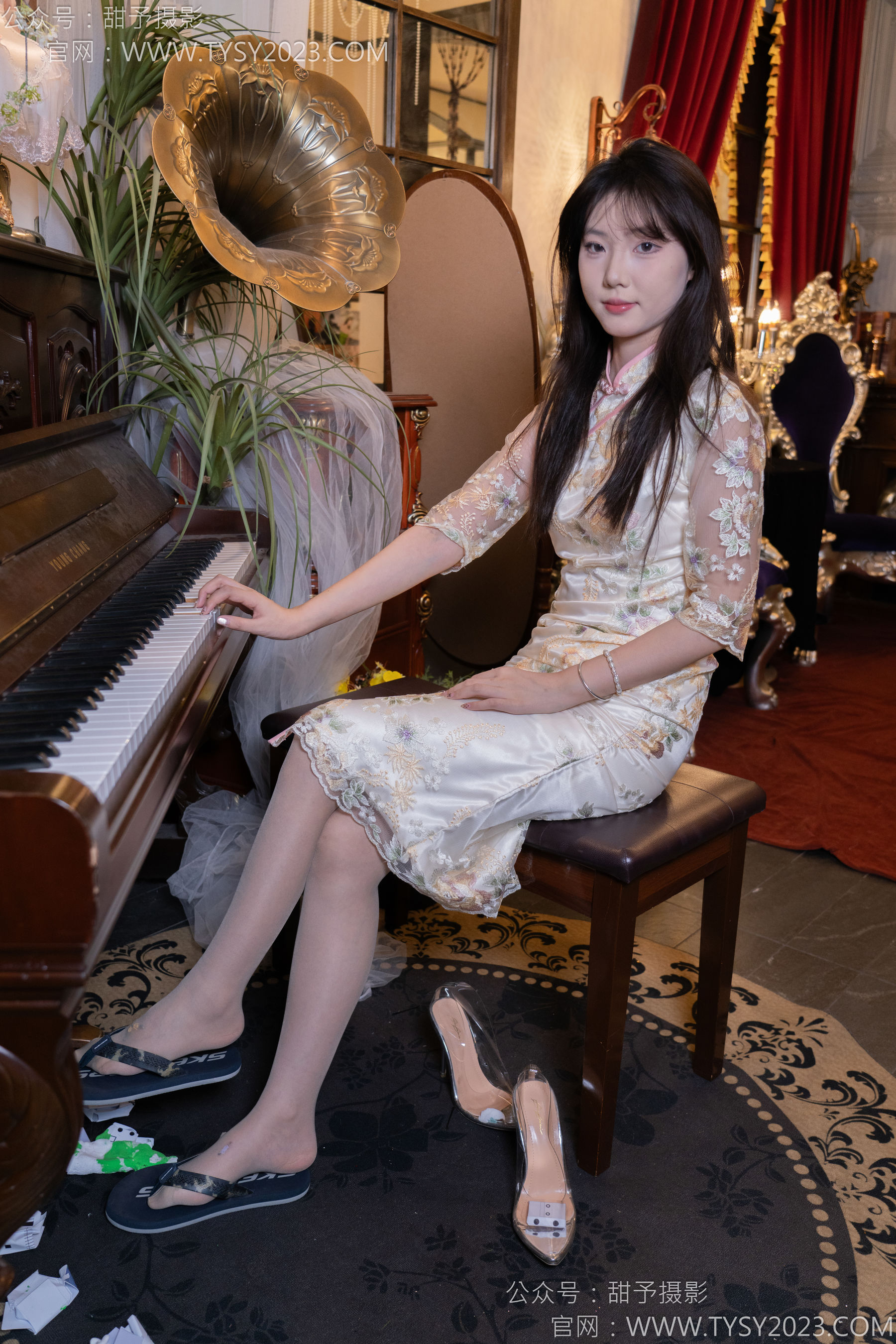 甜予摄影 No.128 璇璇 - 拖鞋、高跟鞋、薄灰丝、薄黑丝、踩小房子剧情/(127P)