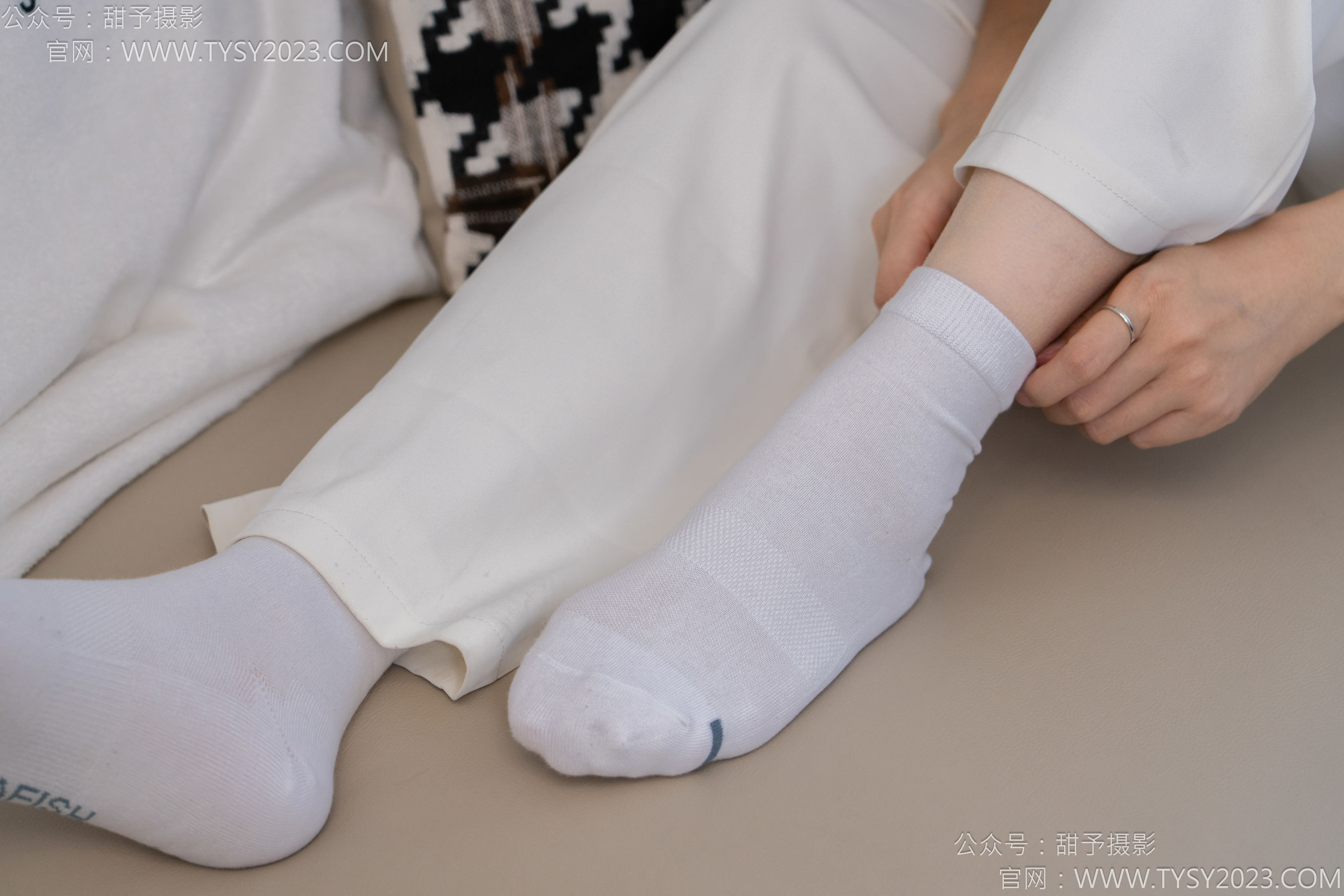 甜予摄影 No.124 梦梦 - 板鞋、白棉袜、裸足/(135P)