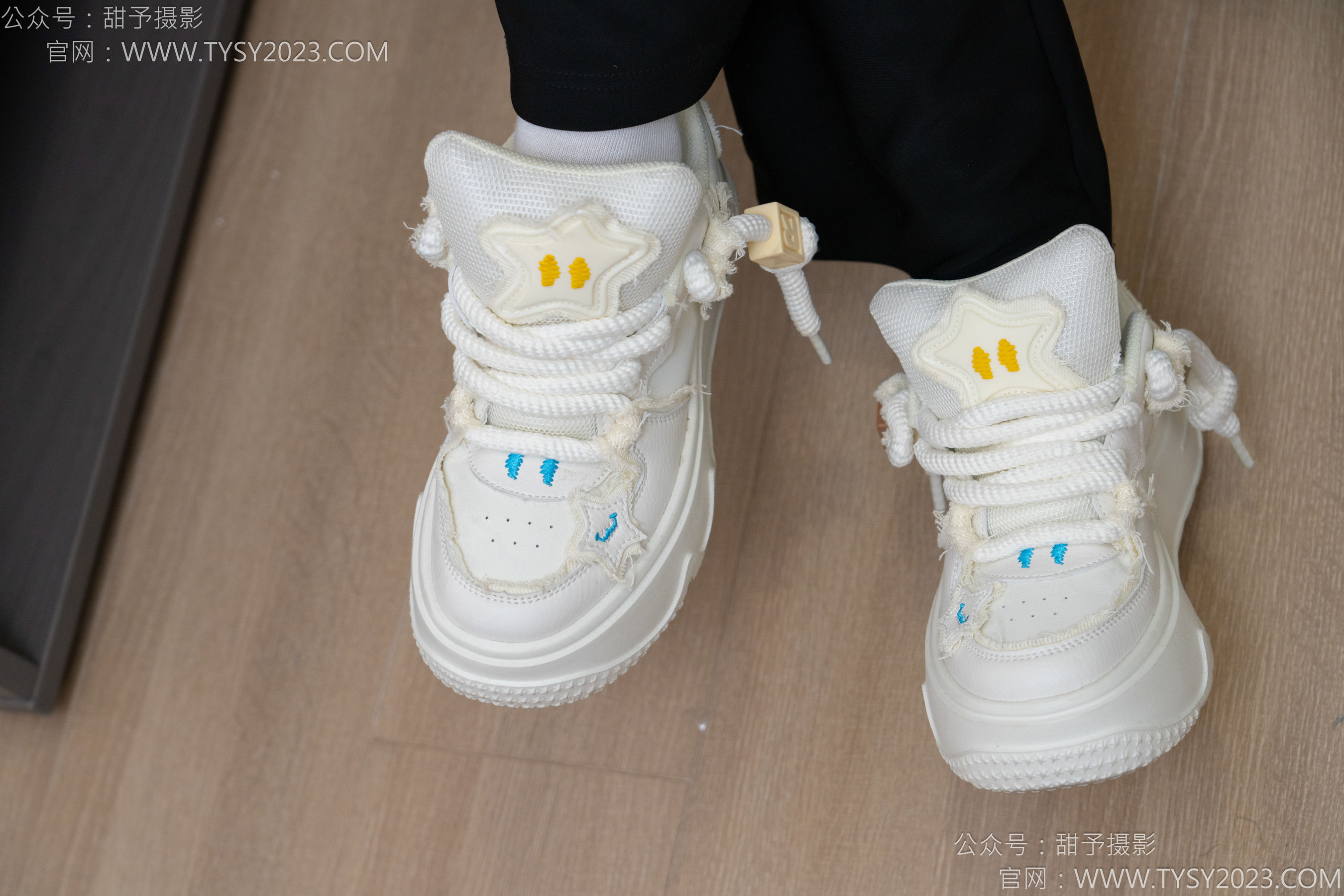 甜予摄影 No.135 思思 - 板鞋、白棉袜、裸足/(135P)