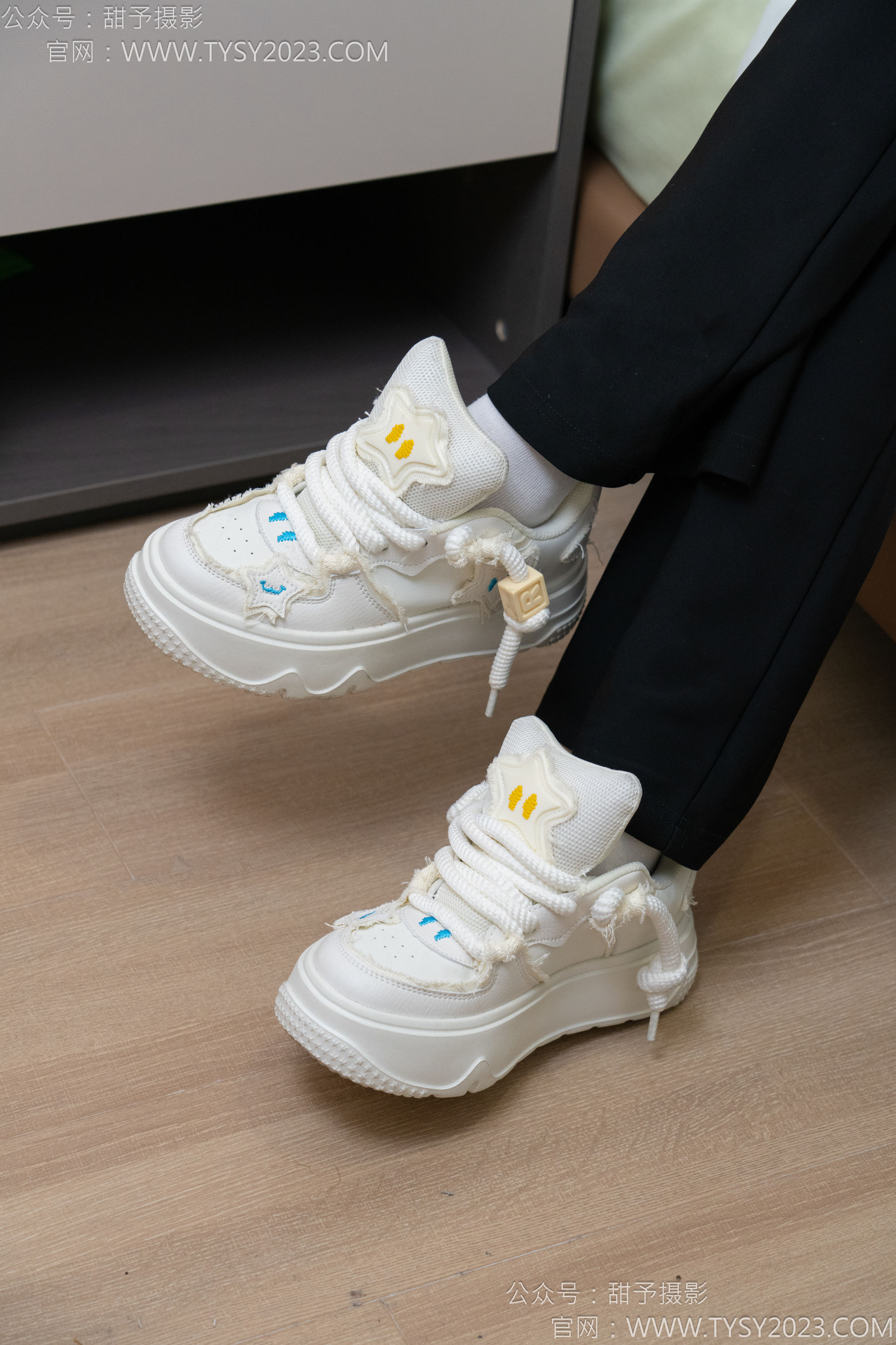 甜予摄影 No.135 思思 - 板鞋、白棉袜、裸足/(135P)