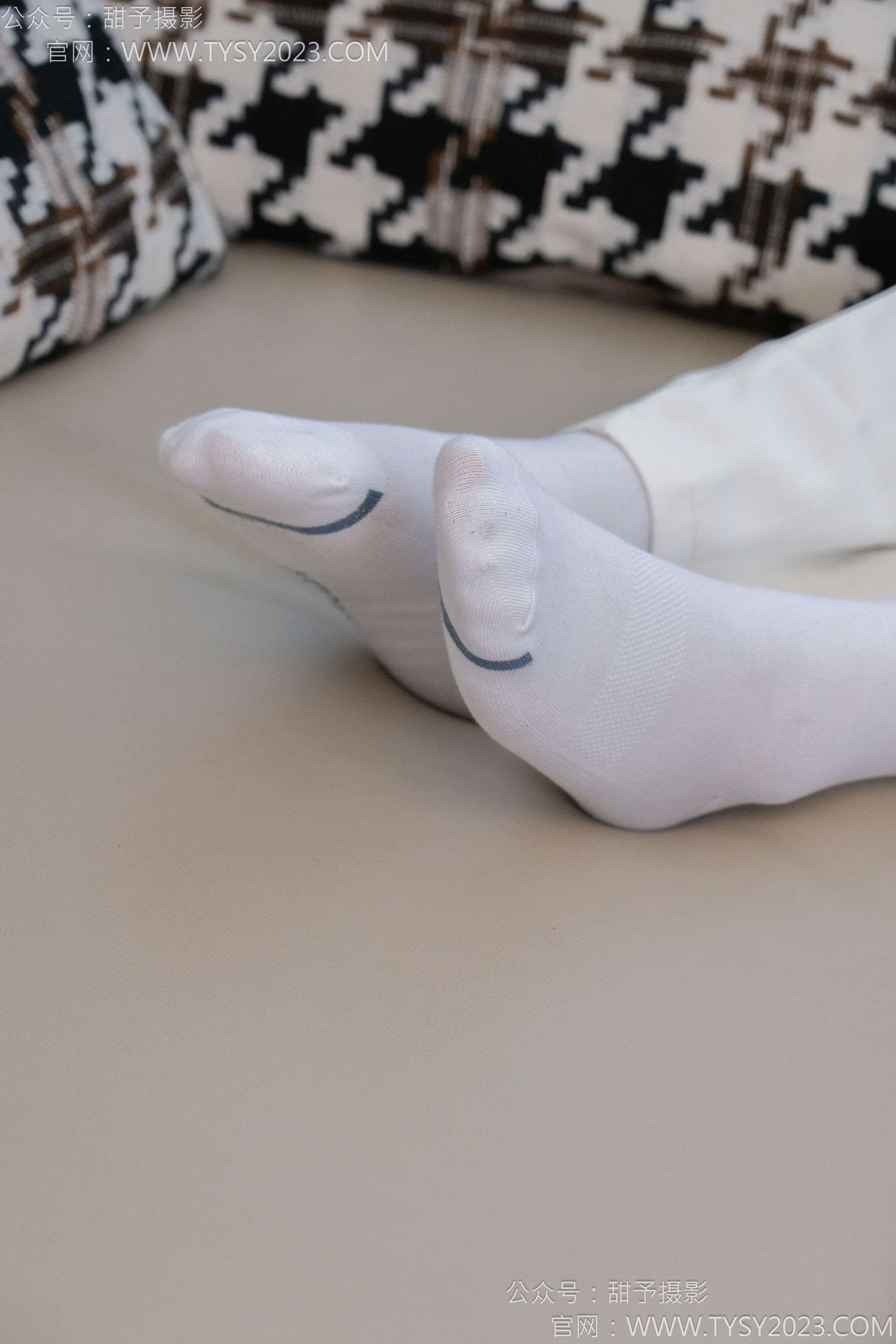 甜予摄影 No.124 梦梦 - 板鞋、白棉袜、裸足/(135P)