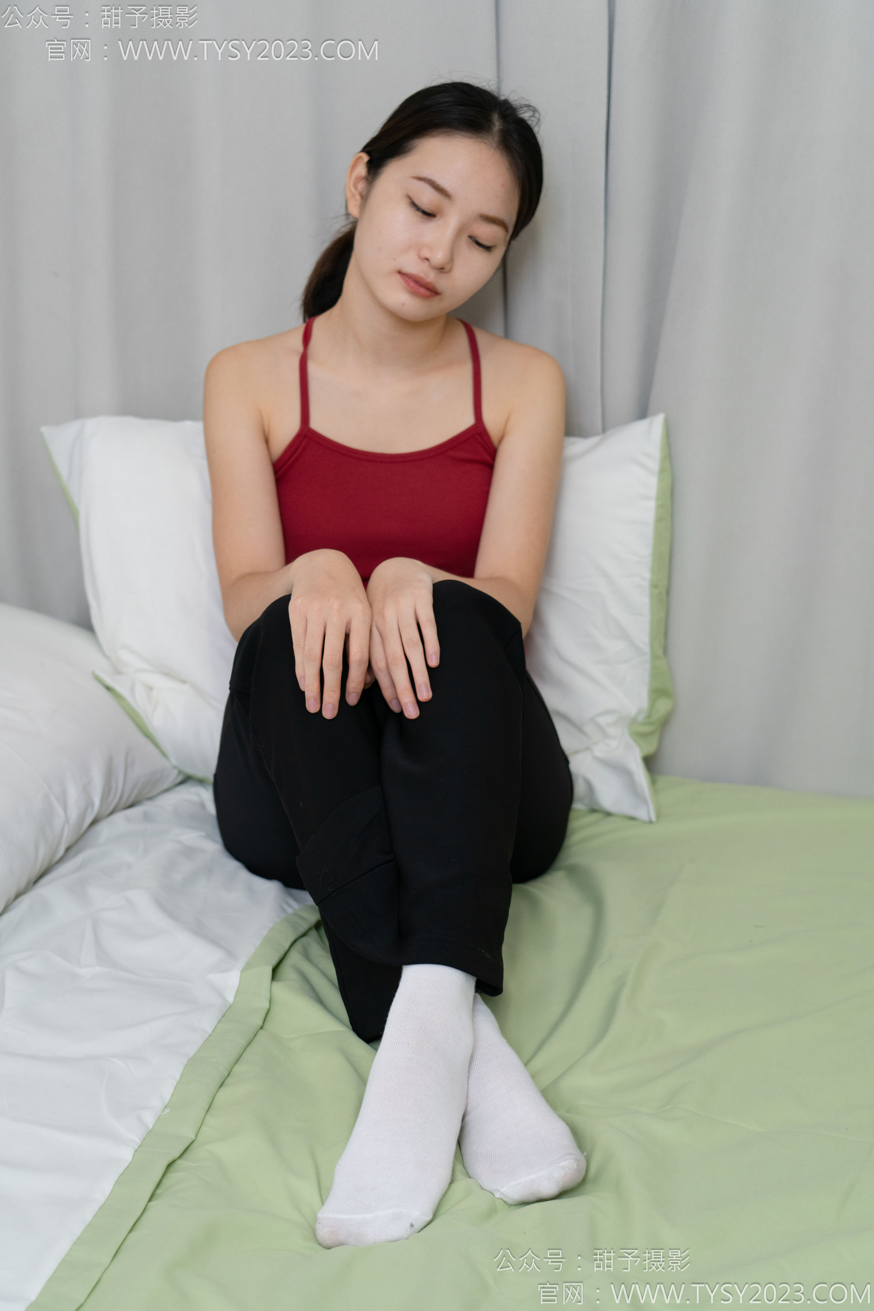 甜予摄影 No.135 思思 - 板鞋、白棉袜、裸足/(135P)