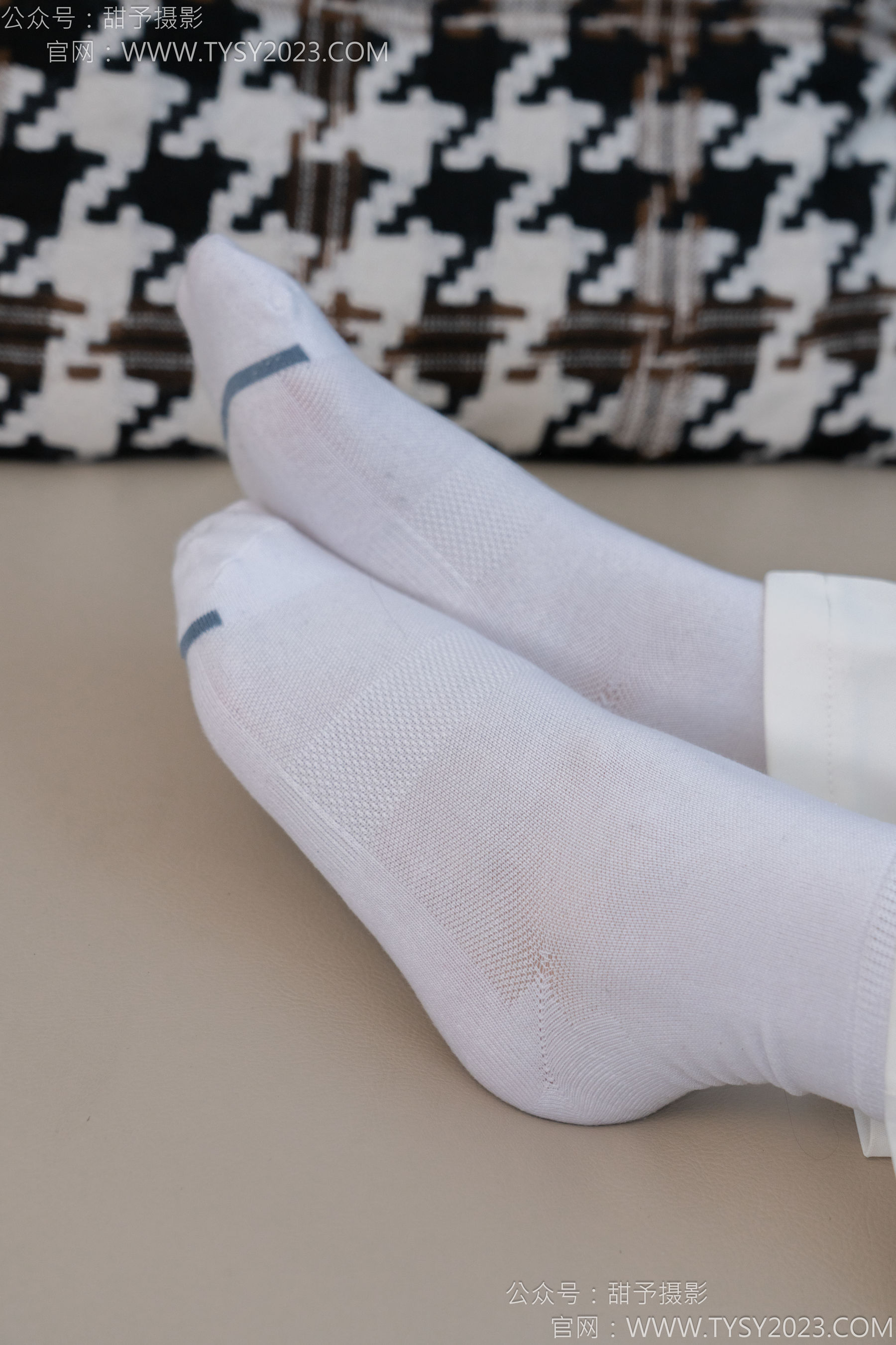 甜予摄影 No.124 梦梦 - 板鞋、白棉袜、裸足/(135P)