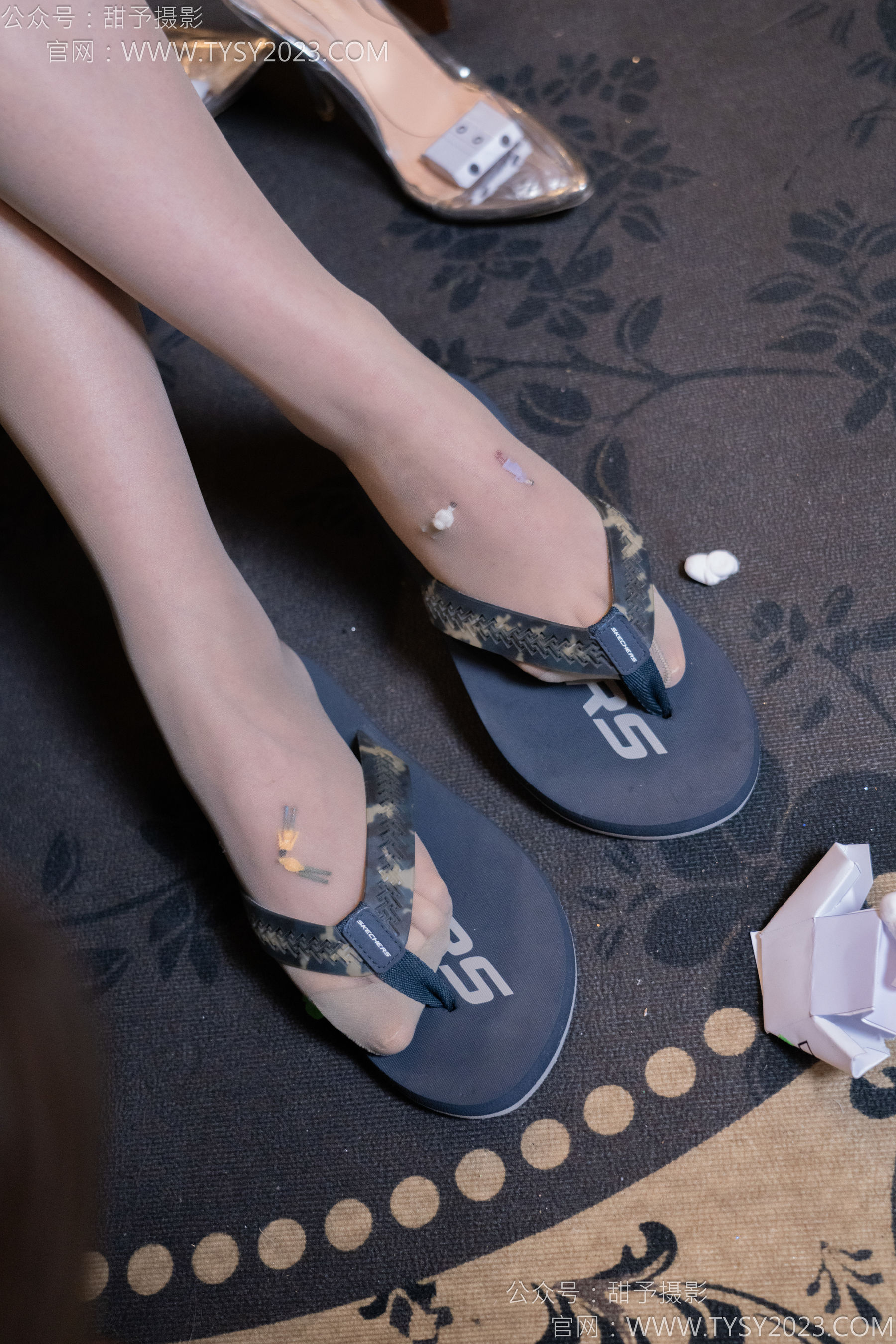 甜予摄影 No.128 璇璇 - 拖鞋、高跟鞋、薄灰丝、薄黑丝、踩小房子剧情/(127P)