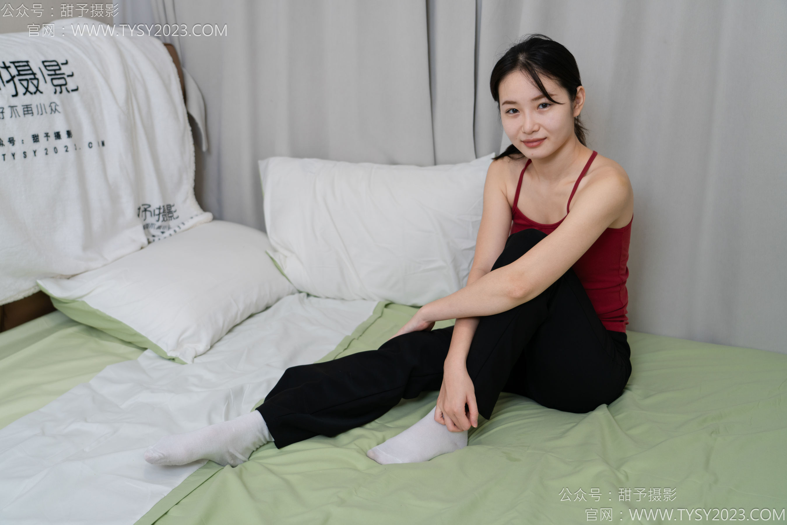 甜予摄影 No.135 思思 - 板鞋、白棉袜、裸足/(135P)