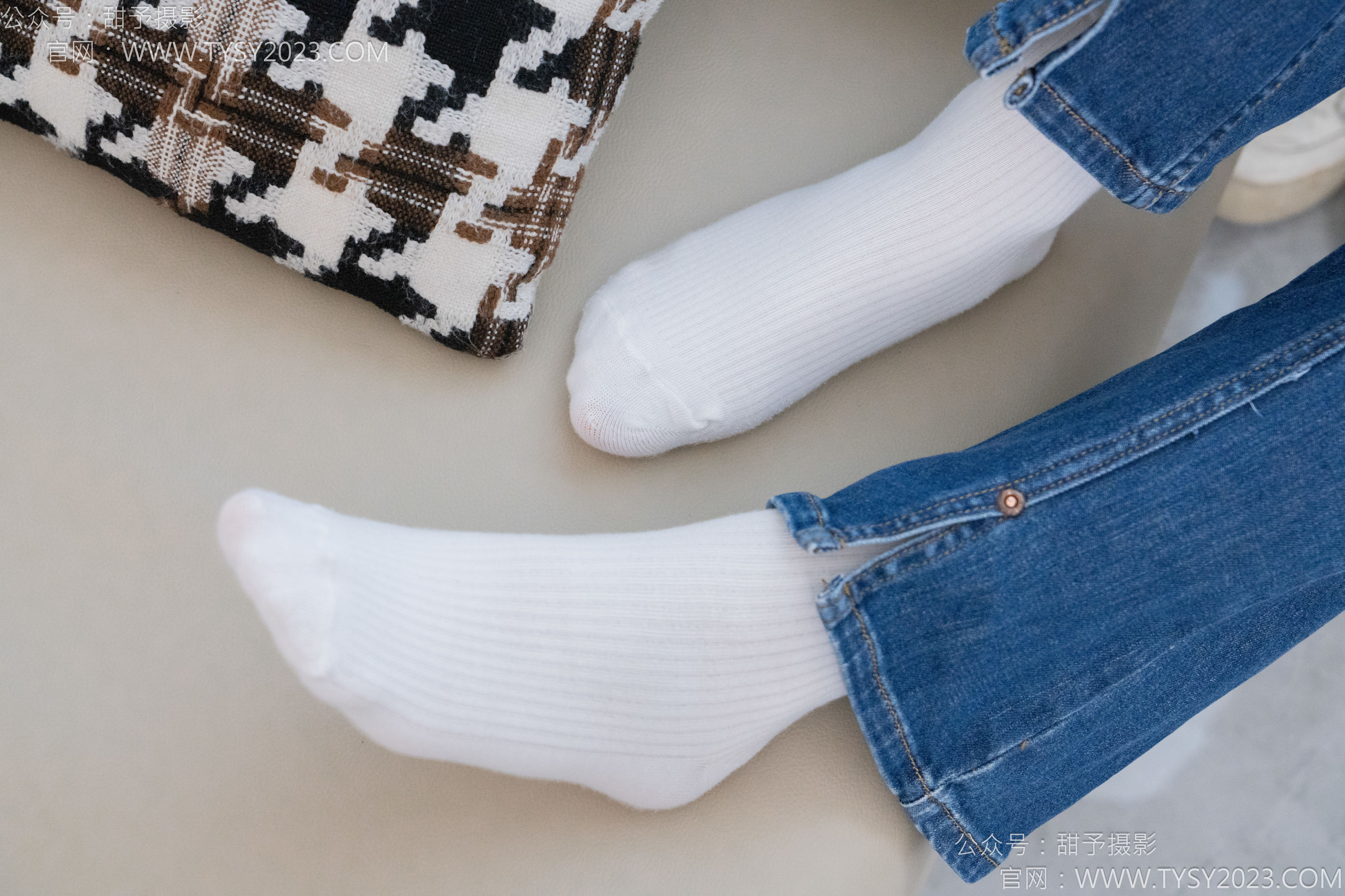 甜予摄影 No.132 诺诺 - 板鞋、白棉袜、裸足/(129P)