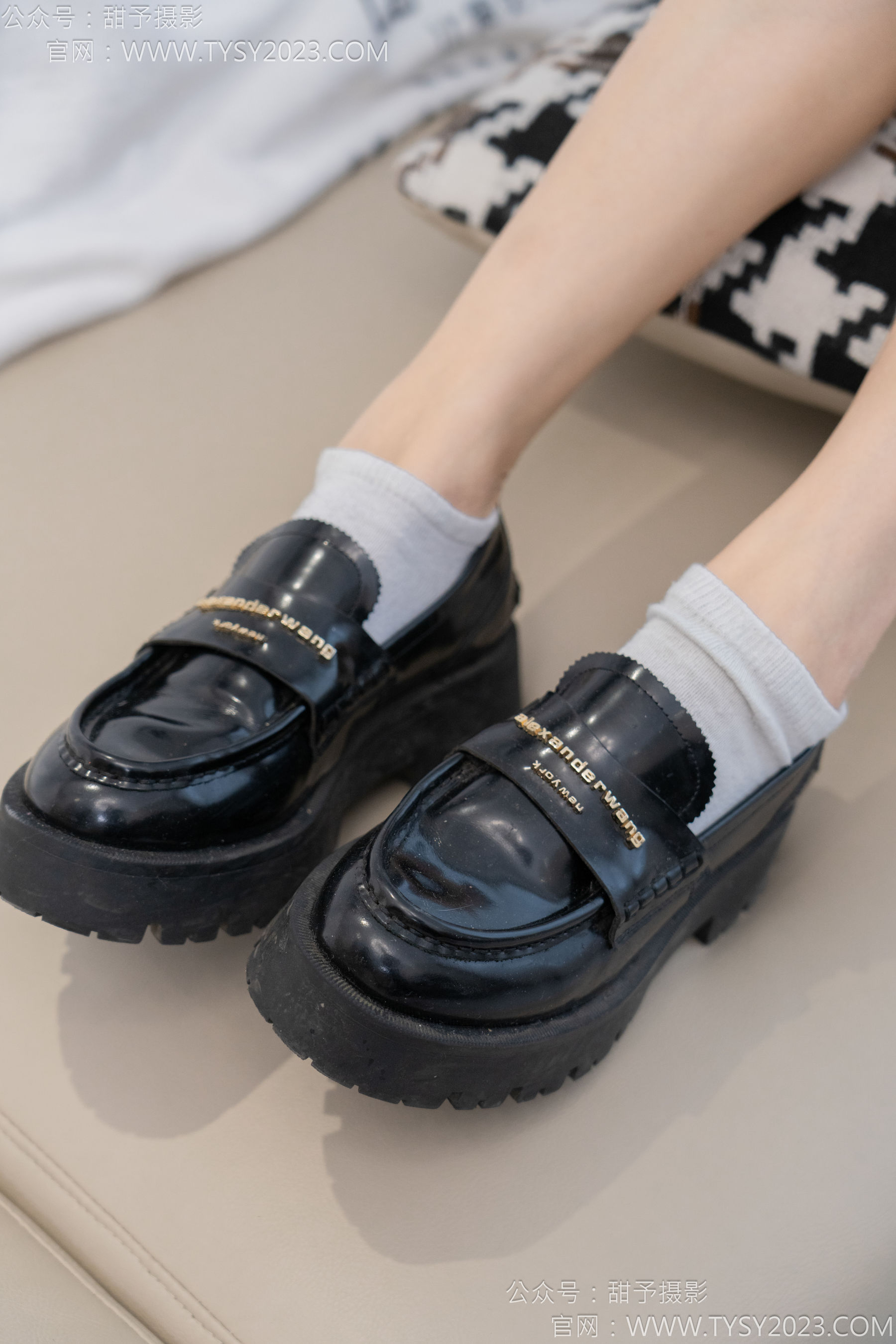 甜予摄影 No.130 澜澜 - 皮鞋、白棉袜、裸足、掉袜子剧情/(130P)