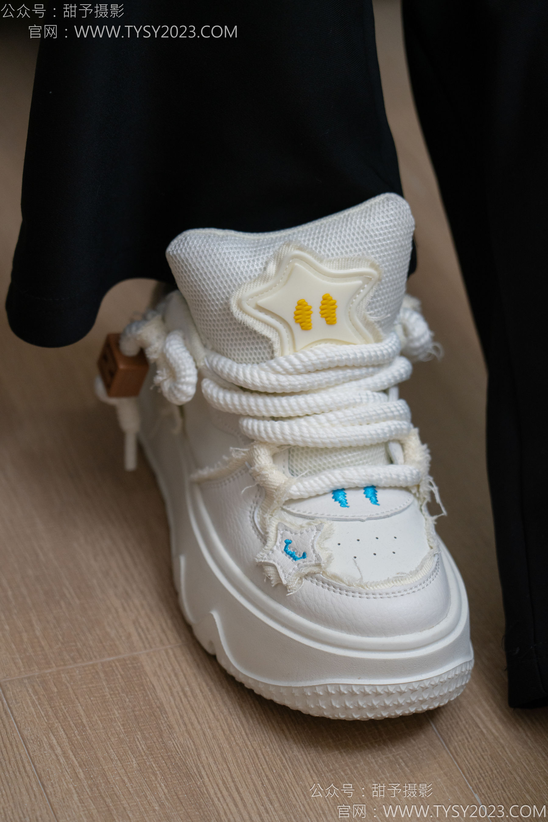 甜予摄影 No.135 思思 - 板鞋、白棉袜、裸足/(135P)