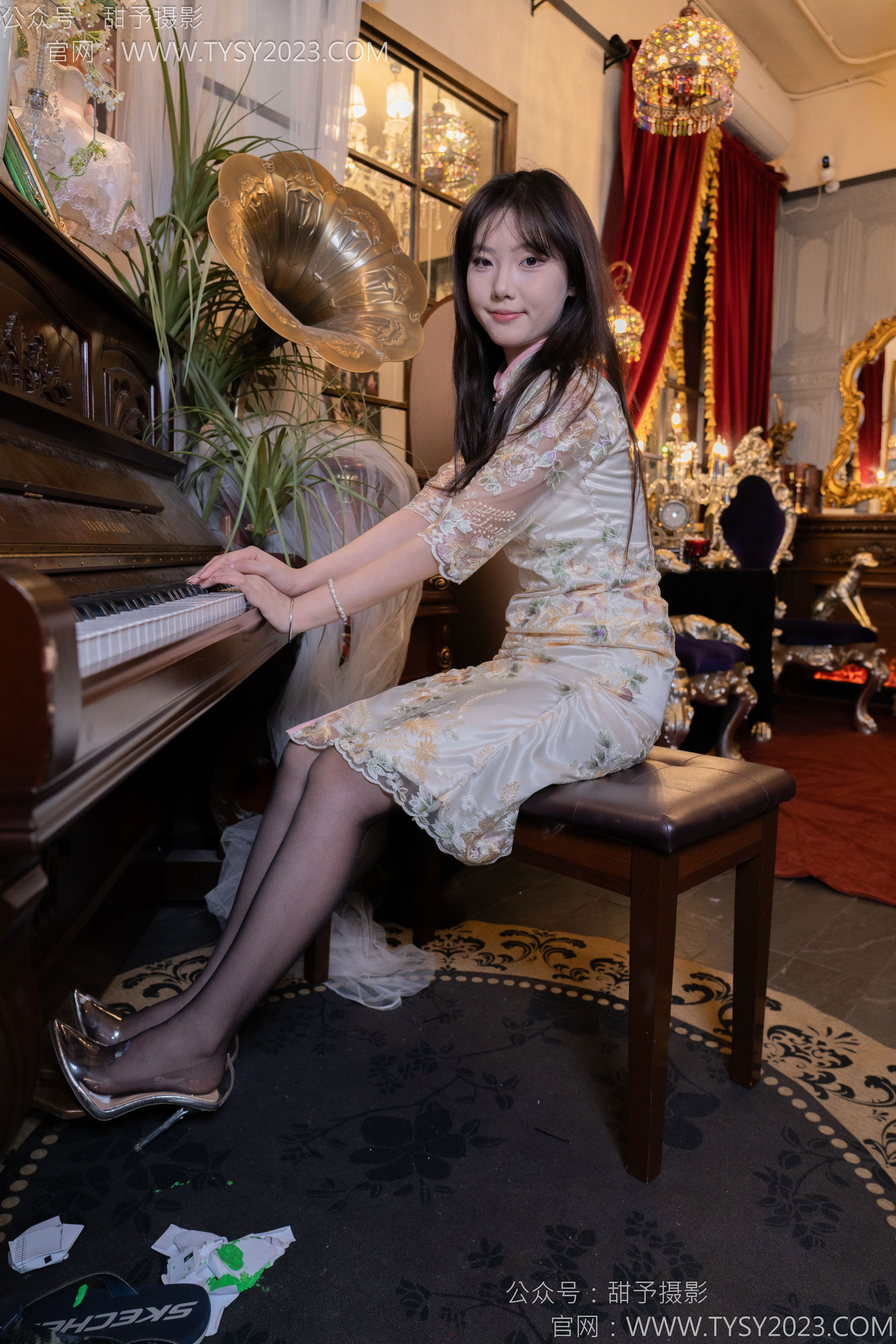 甜予摄影 No.128 璇璇 - 拖鞋、高跟鞋、薄灰丝、薄黑丝、踩小房子剧情/(127P)