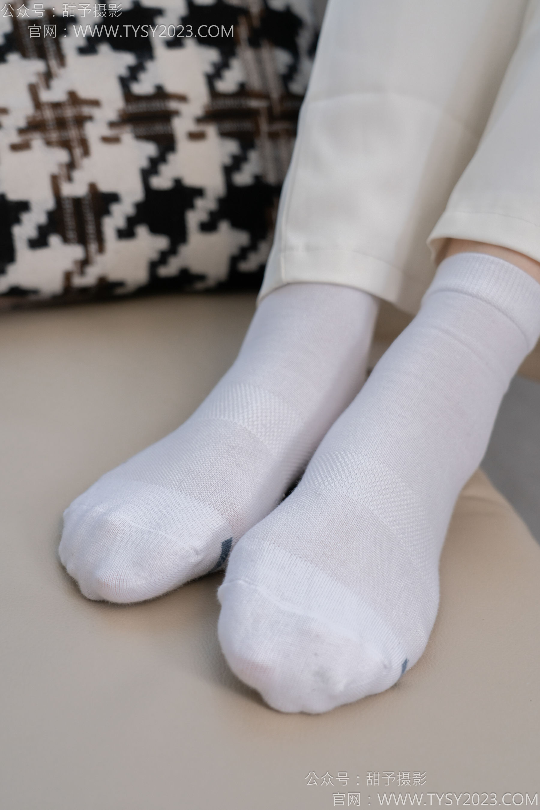 甜予摄影 No.124 梦梦 - 板鞋、白棉袜、裸足/(135P)