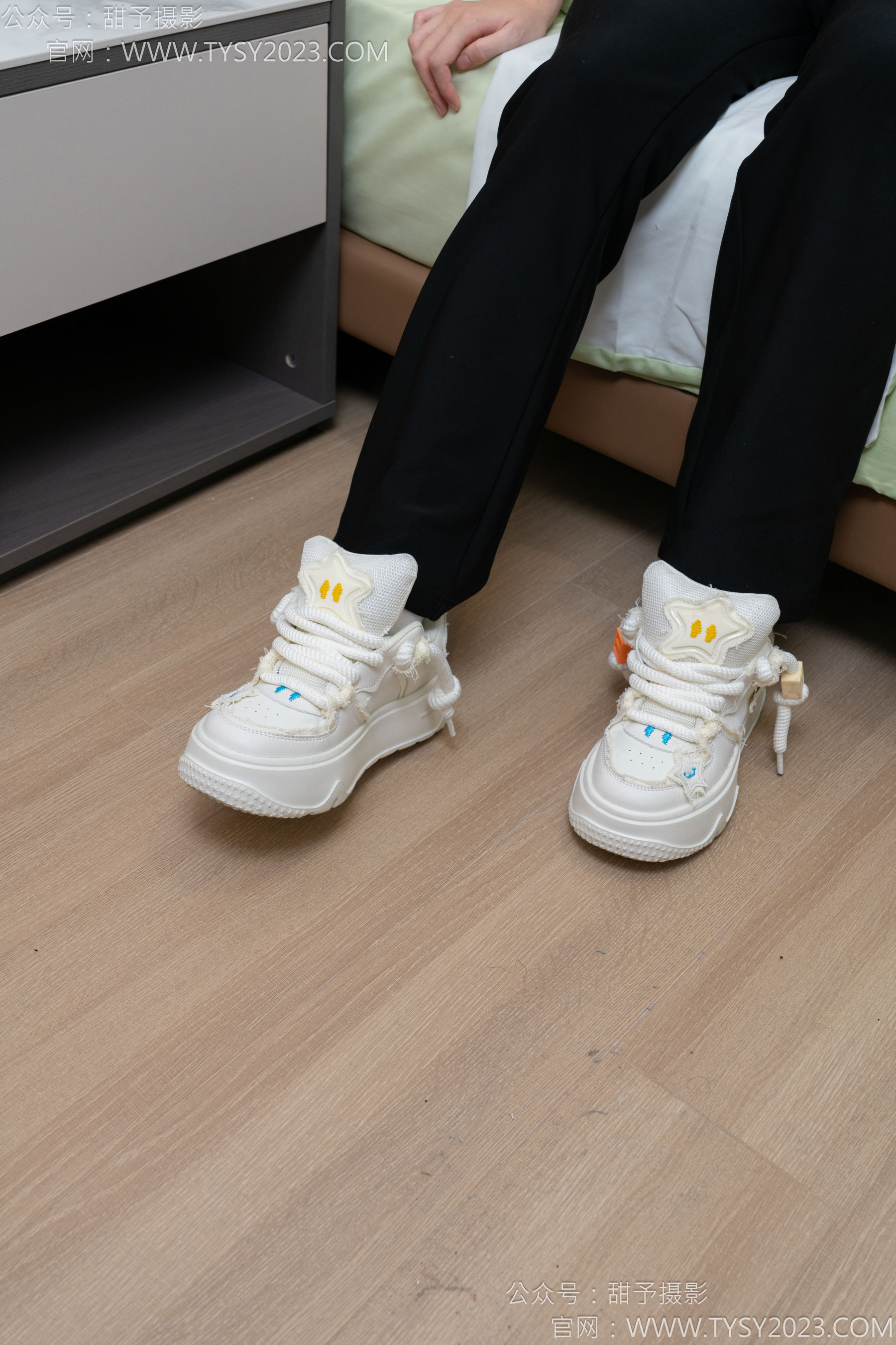 甜予摄影 No.135 思思 - 板鞋、白棉袜、裸足/(135P)