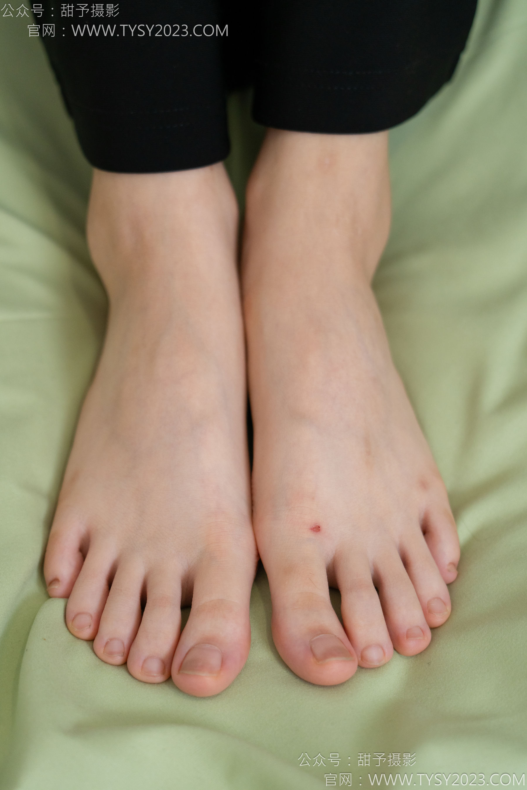 甜予摄影 No.135 思思 - 板鞋、白棉袜、裸足/(135P)