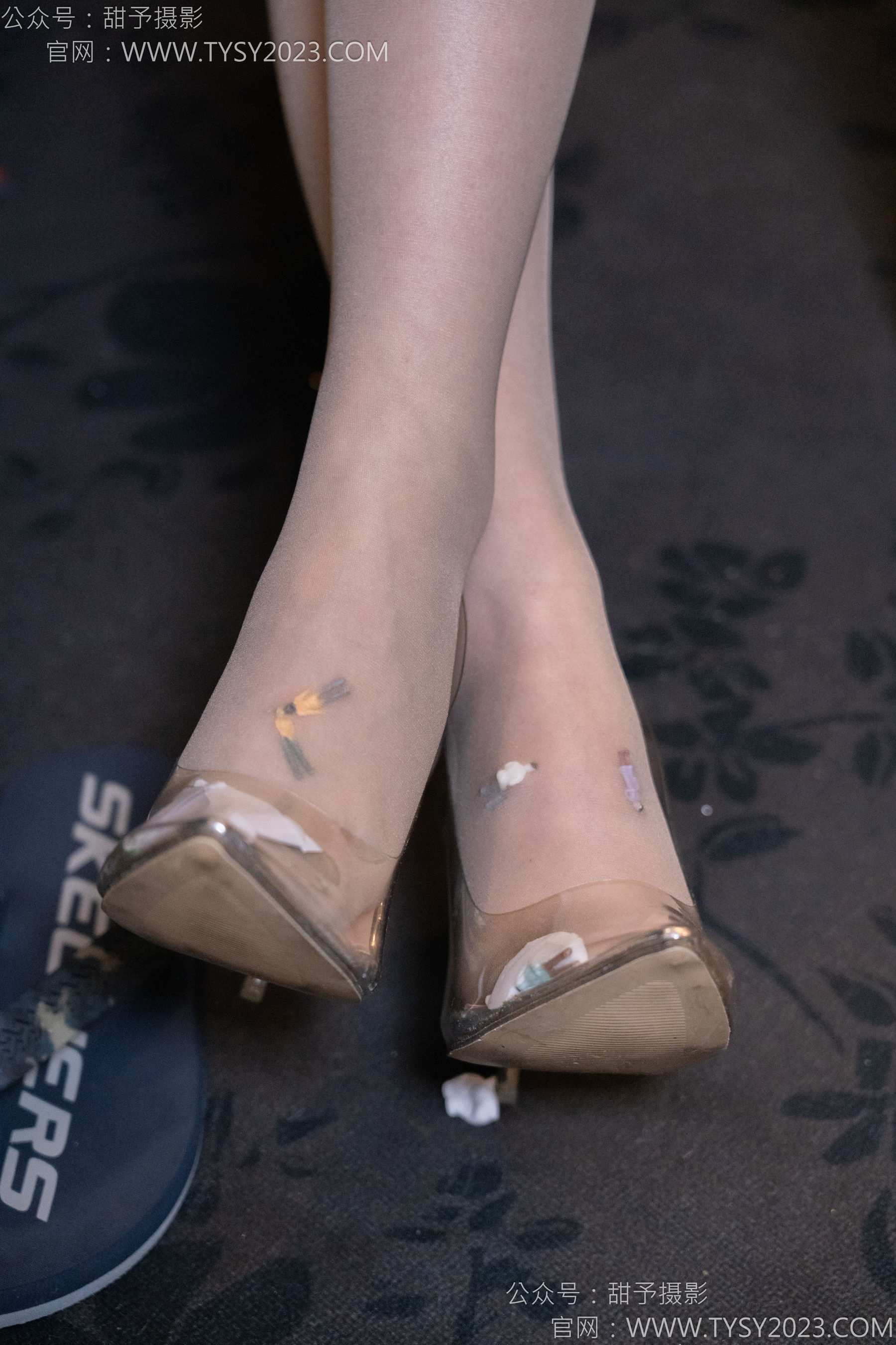 甜予摄影 No.128 璇璇 - 拖鞋、高跟鞋、薄灰丝、薄黑丝、踩小房子剧情/(127P)