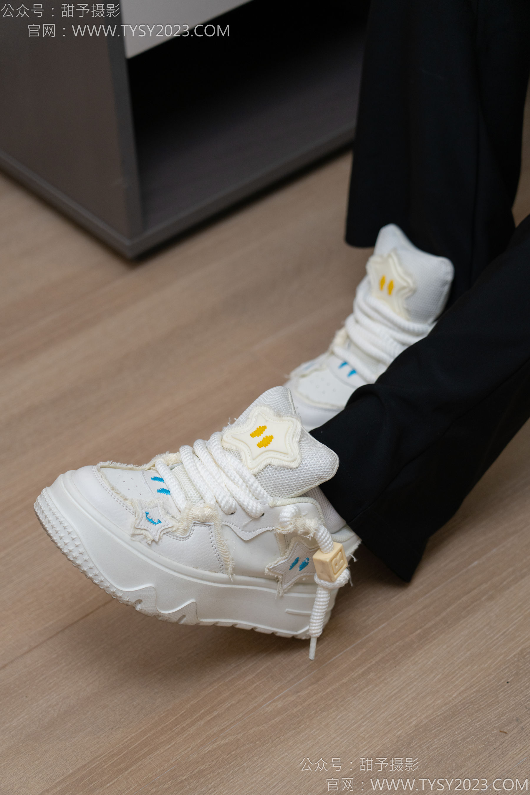 甜予摄影 No.135 思思 - 板鞋、白棉袜、裸足/(135P)