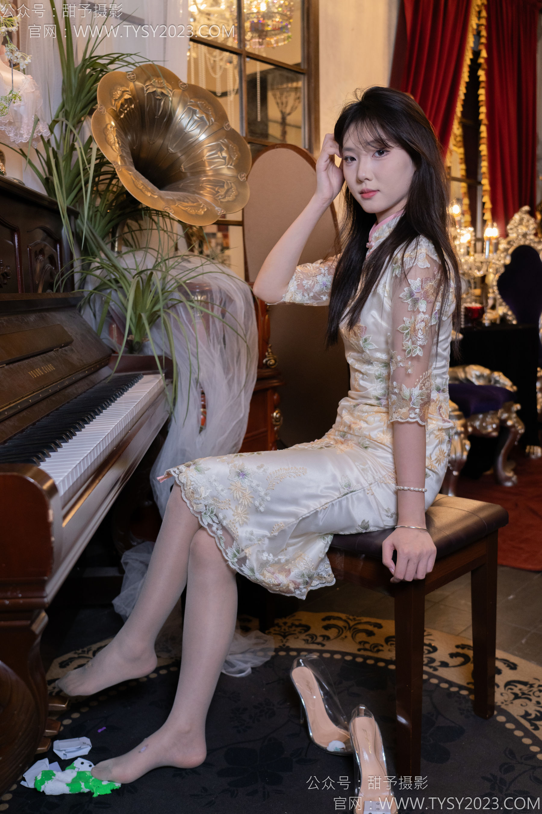 甜予摄影 No.128 璇璇 - 拖鞋、高跟鞋、薄灰丝、薄黑丝、踩小房子剧情/(127P)