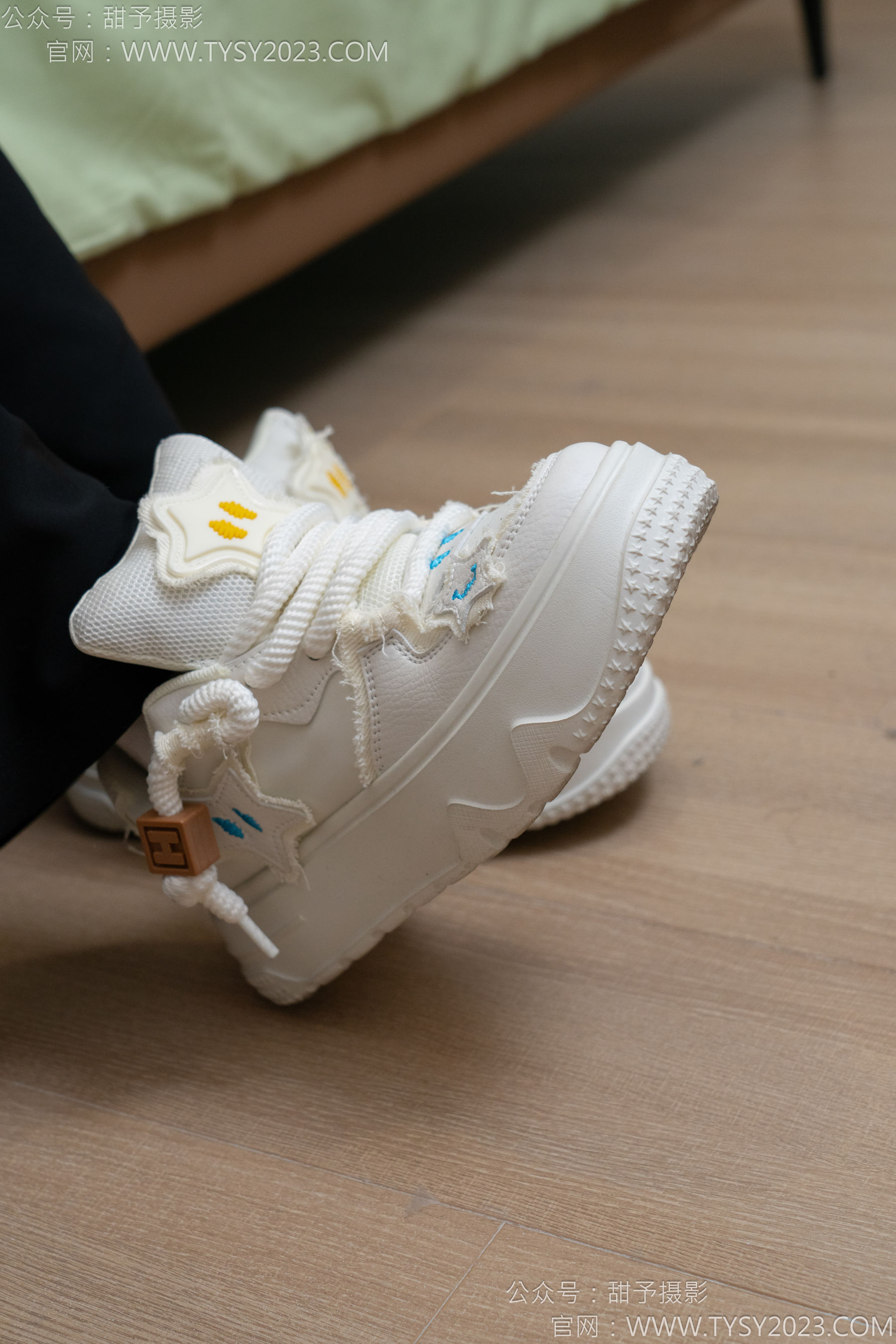 甜予摄影 No.135 思思 - 板鞋、白棉袜、裸足/(135P)