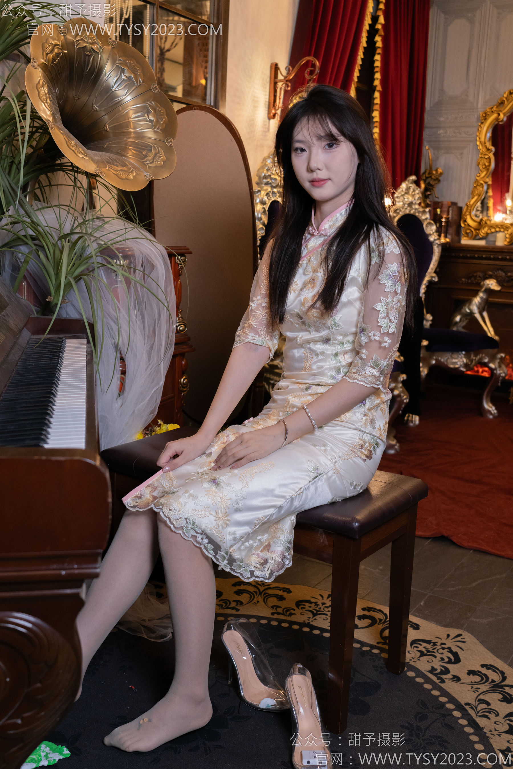 甜予摄影 No.128 璇璇 - 拖鞋、高跟鞋、薄灰丝、薄黑丝、踩小房子剧情/(127P)