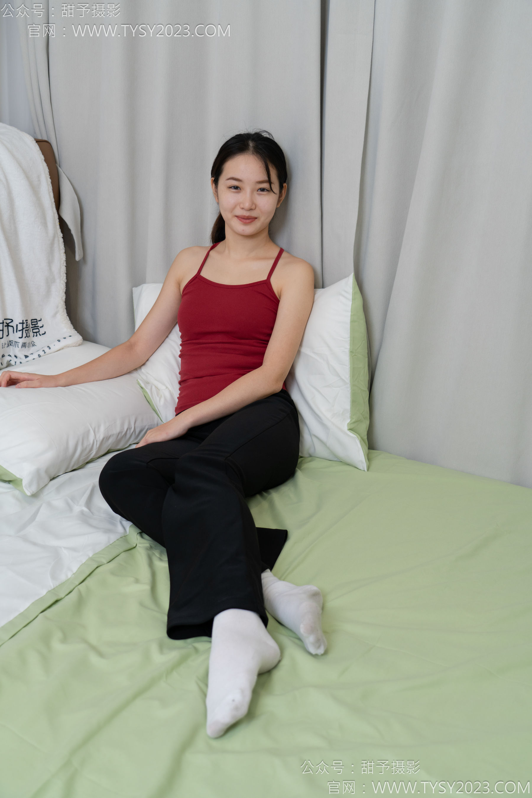 甜予摄影 No.135 思思 - 板鞋、白棉袜、裸足/(135P)