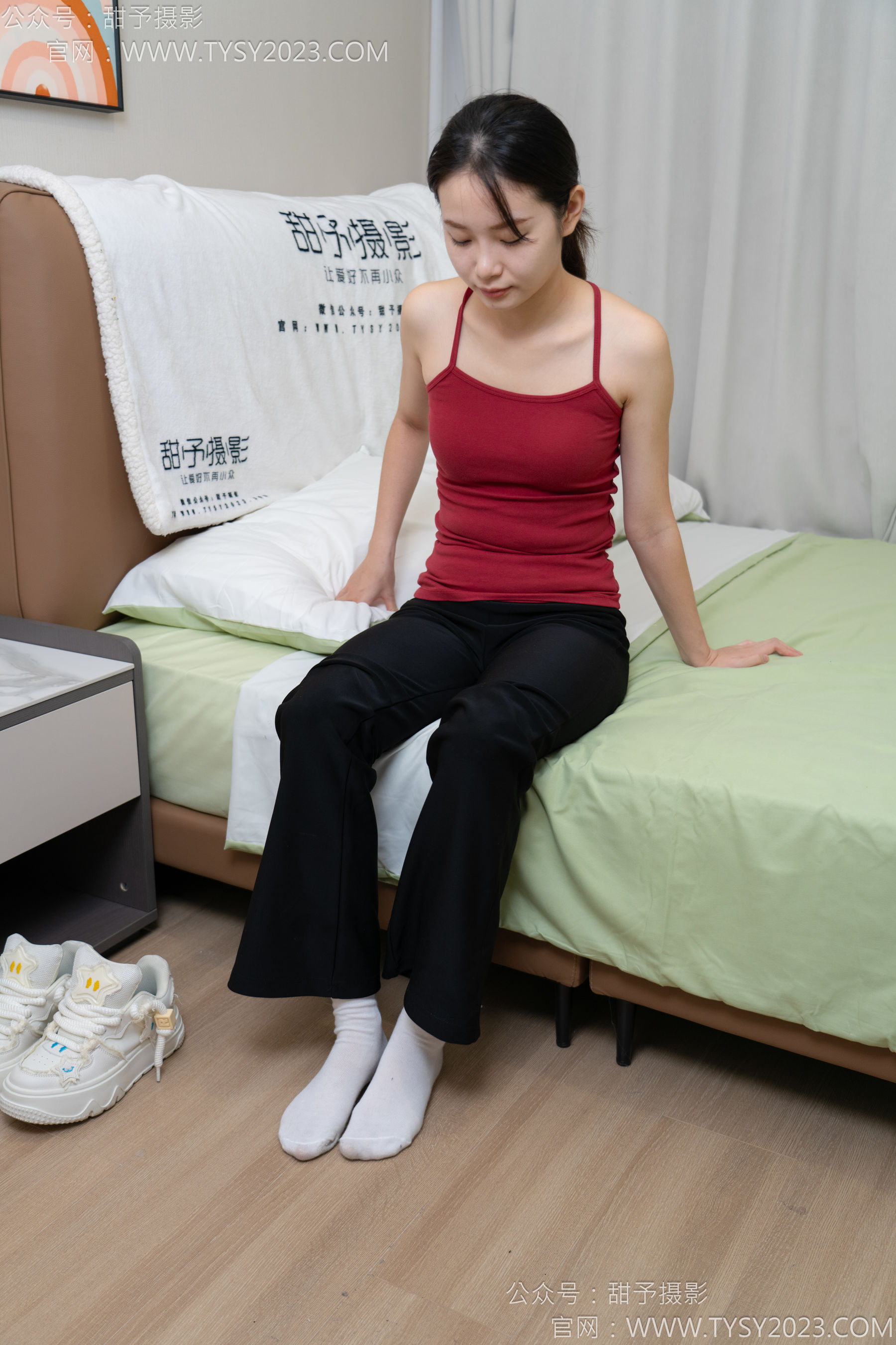 甜予摄影 No.135 思思 - 板鞋、白棉袜、裸足/(135P)