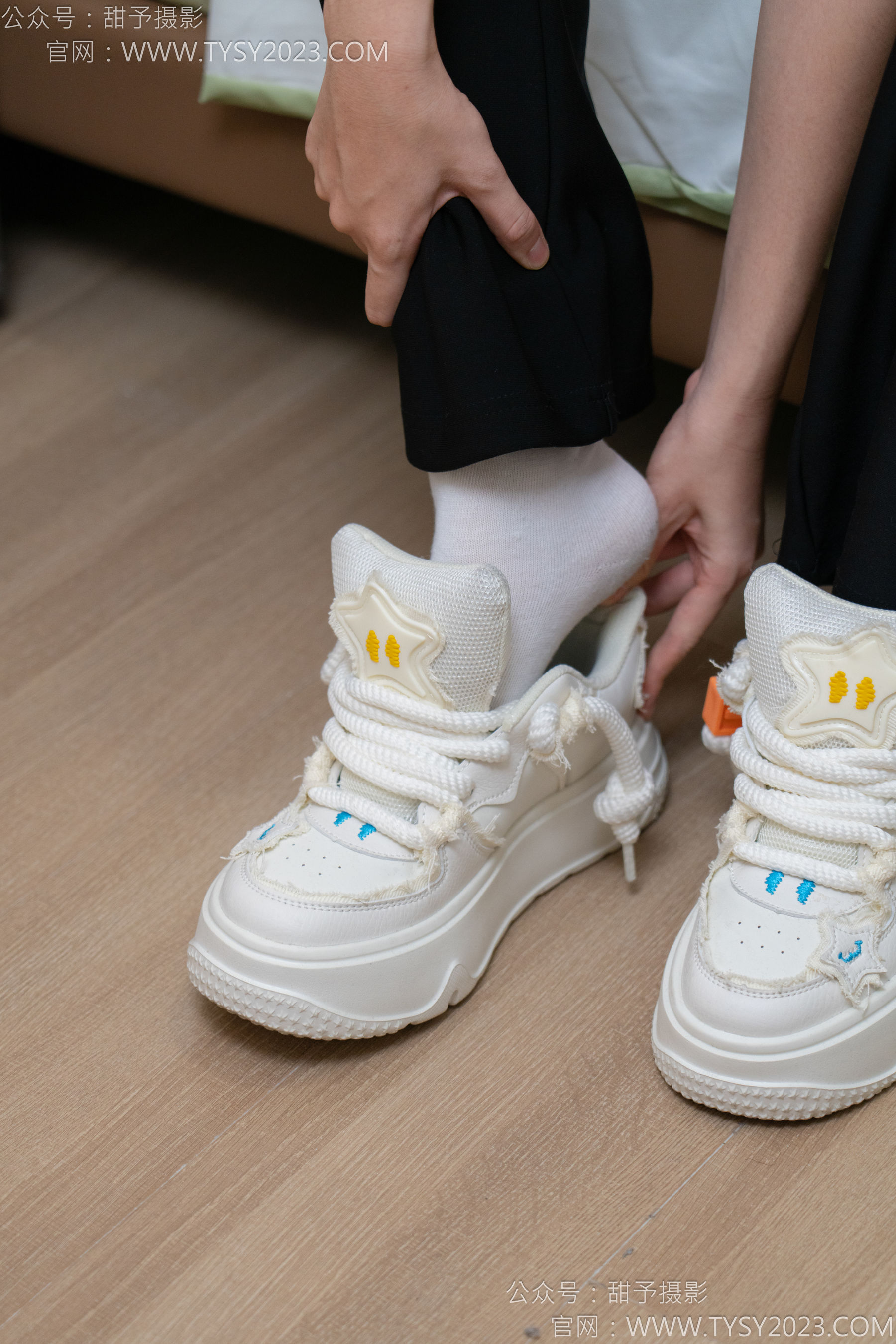 甜予摄影 No.135 思思 - 板鞋、白棉袜、裸足/(135P)