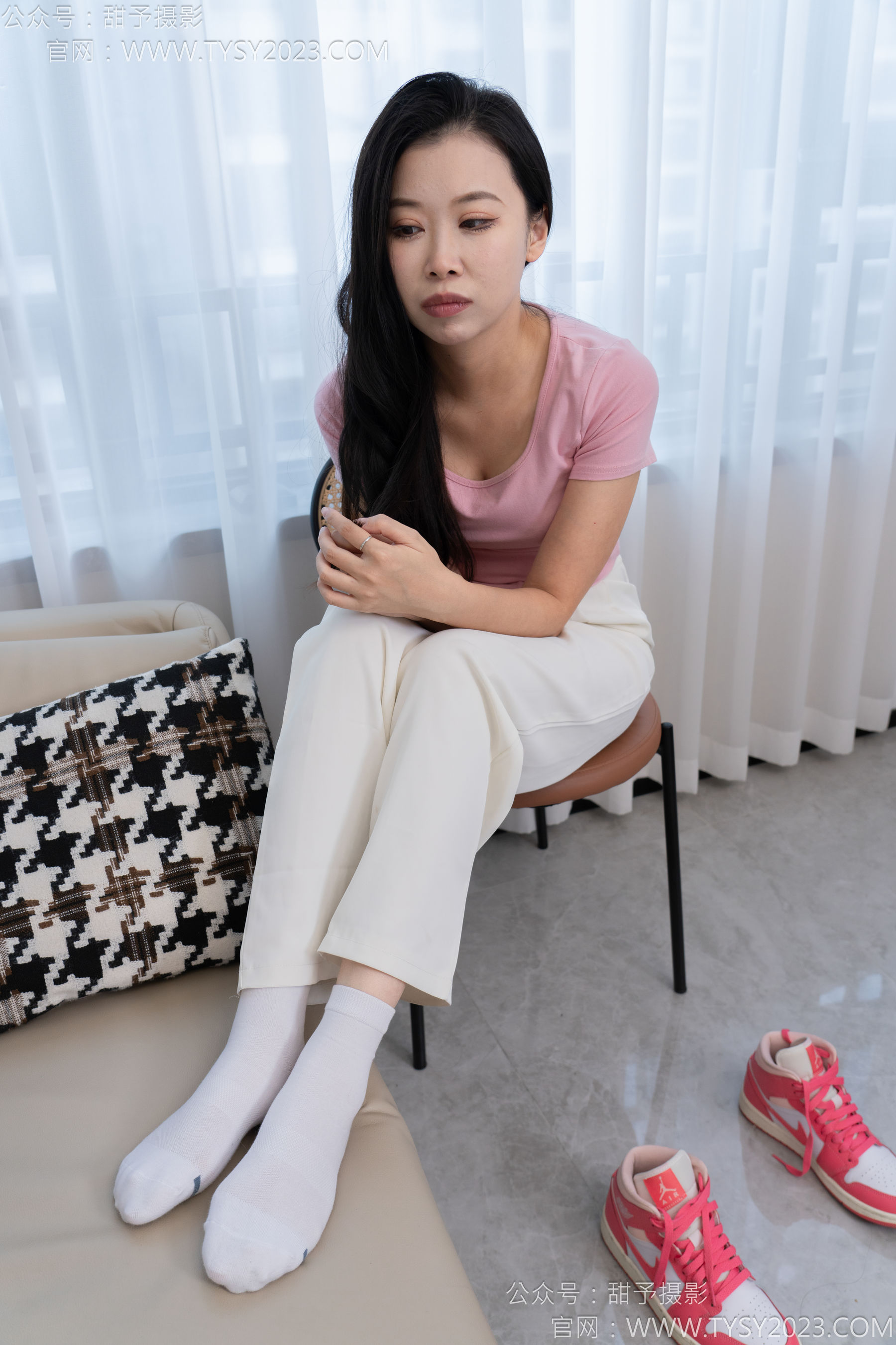 甜予摄影 No.124 梦梦 - 板鞋、白棉袜、裸足/(135P)