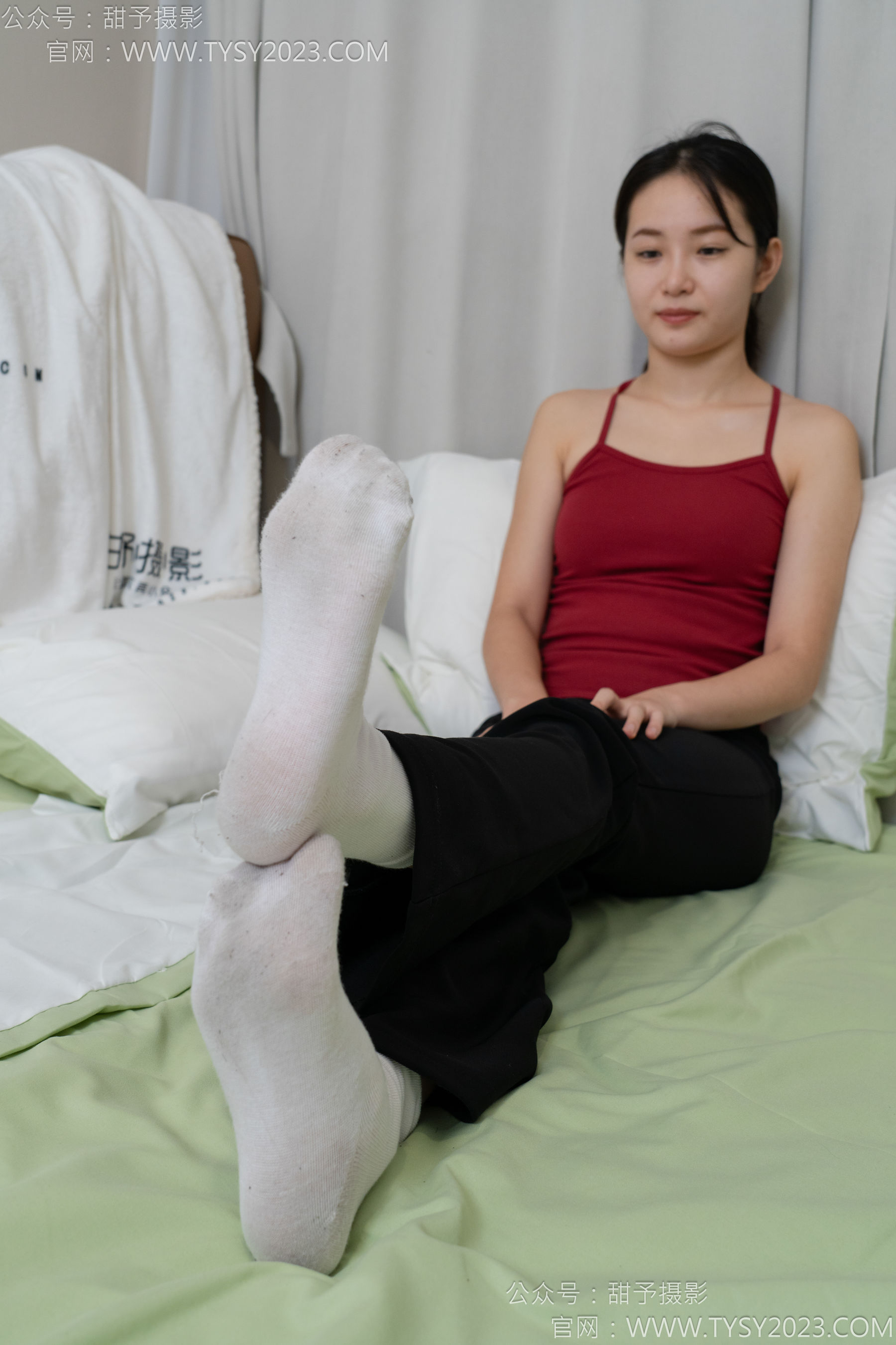 甜予摄影 No.135 思思 - 板鞋、白棉袜、裸足/(135P)