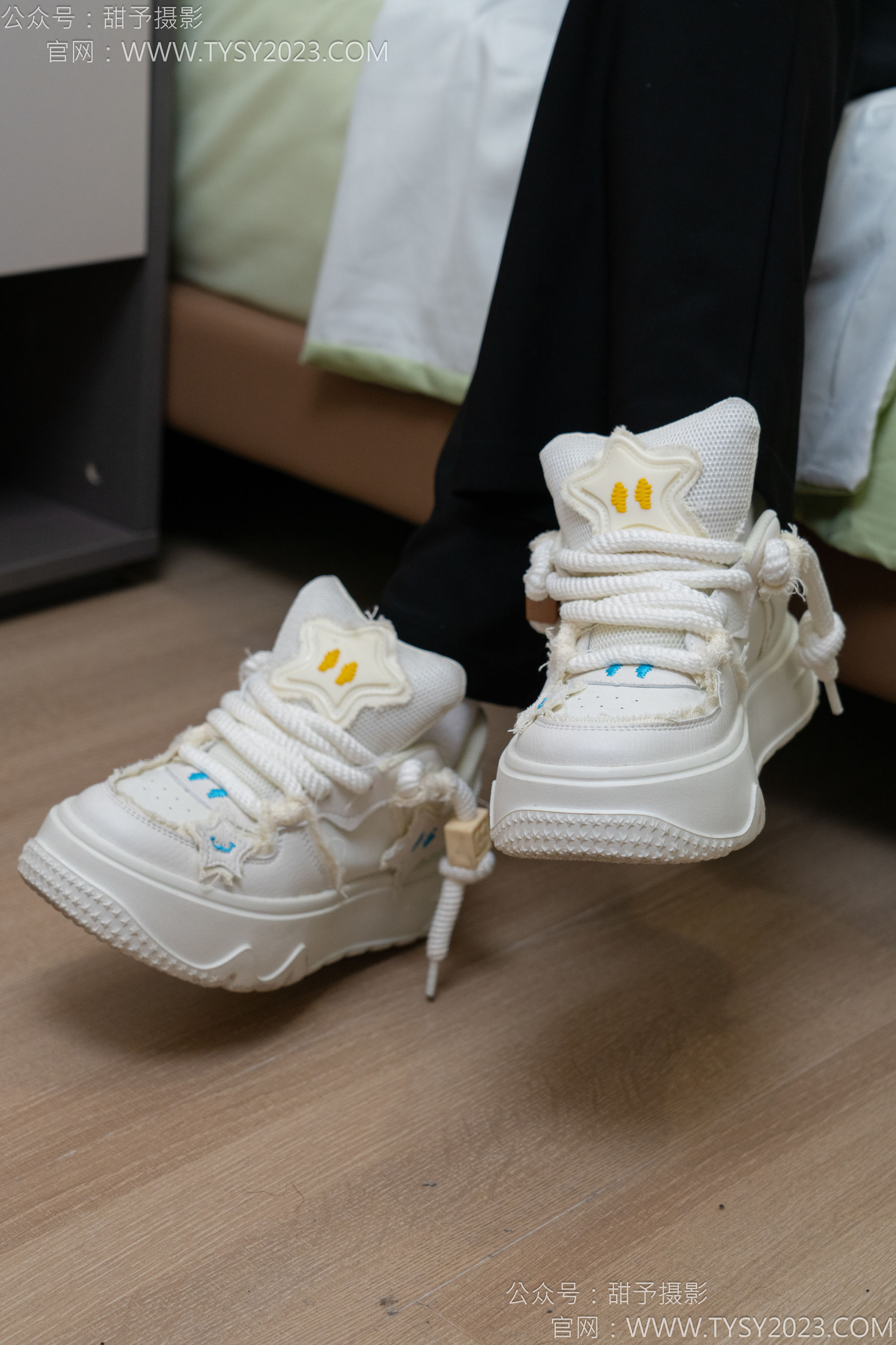 甜予摄影 No.135 思思 - 板鞋、白棉袜、裸足/(135P)