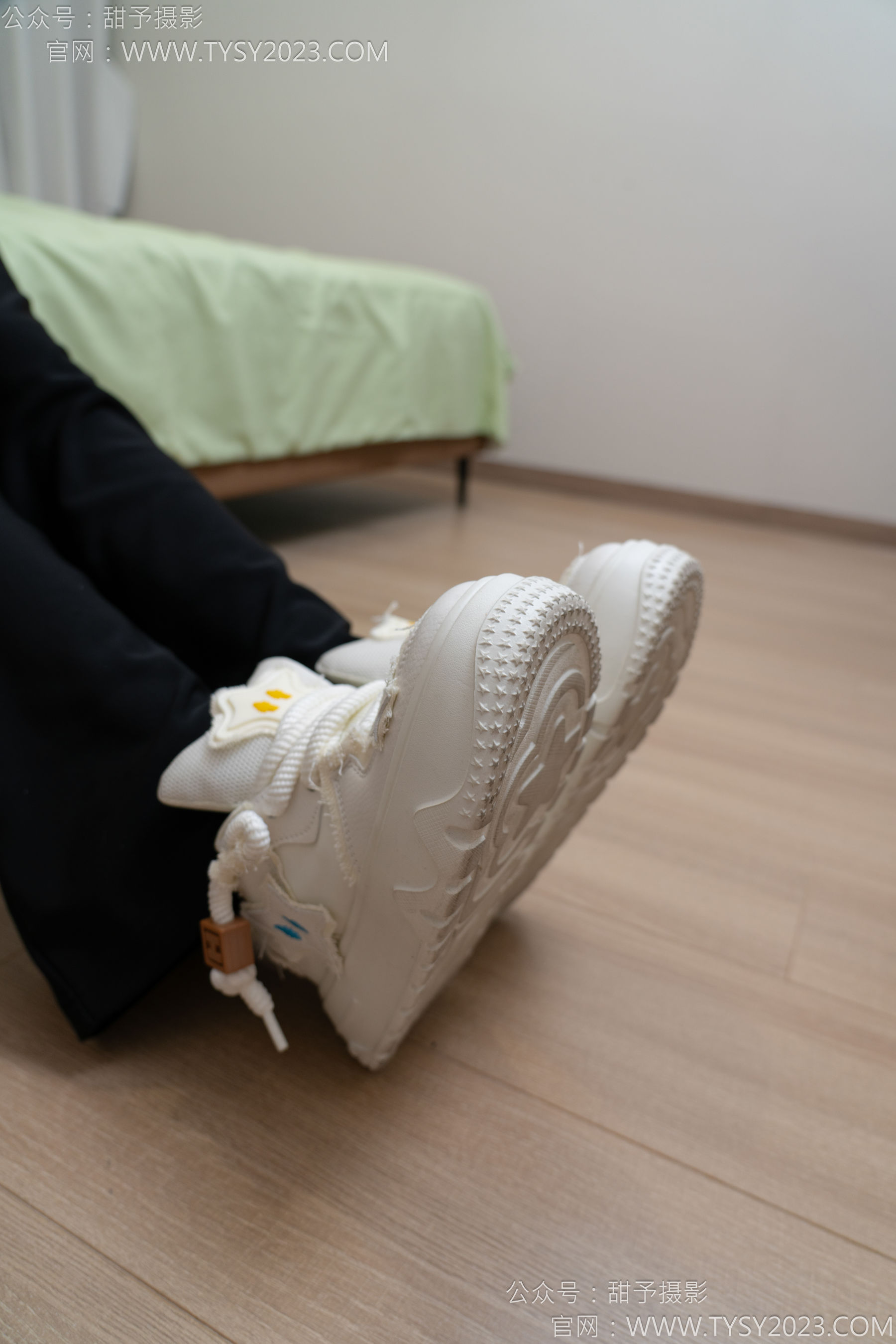 甜予摄影 No.135 思思 - 板鞋、白棉袜、裸足/(135P)