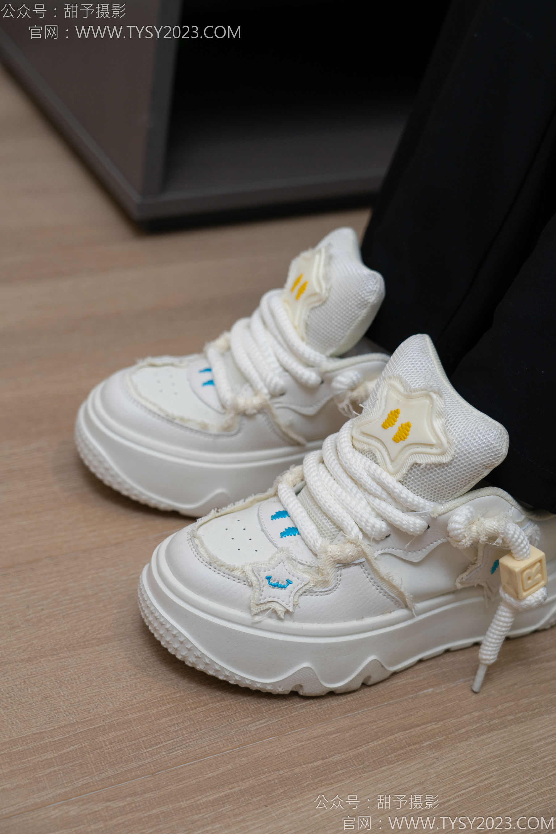 甜予摄影 No.135 思思 - 板鞋、白棉袜、裸足/(135P)