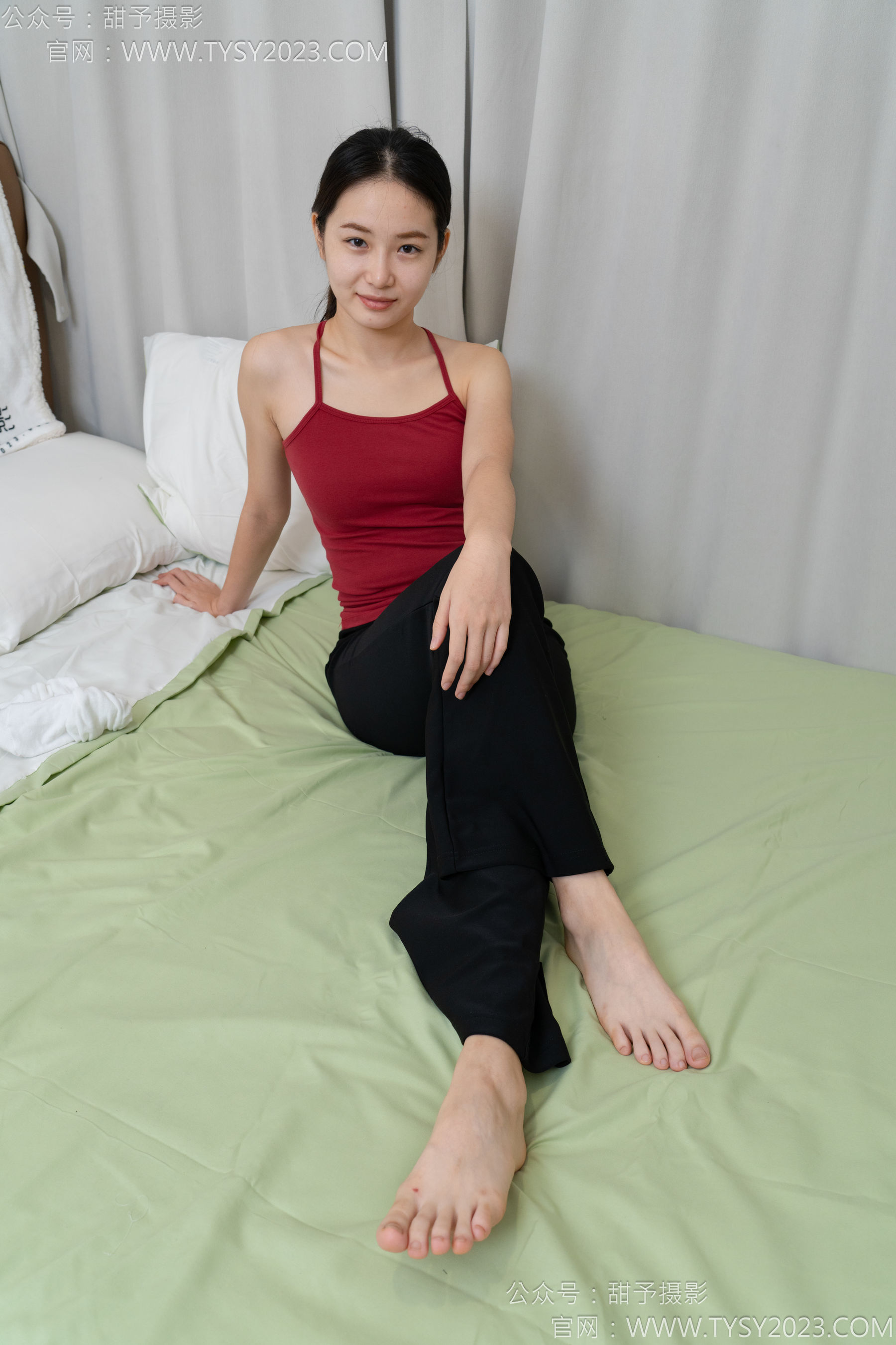 甜予摄影 No.135 思思 - 板鞋、白棉袜、裸足/(135P)