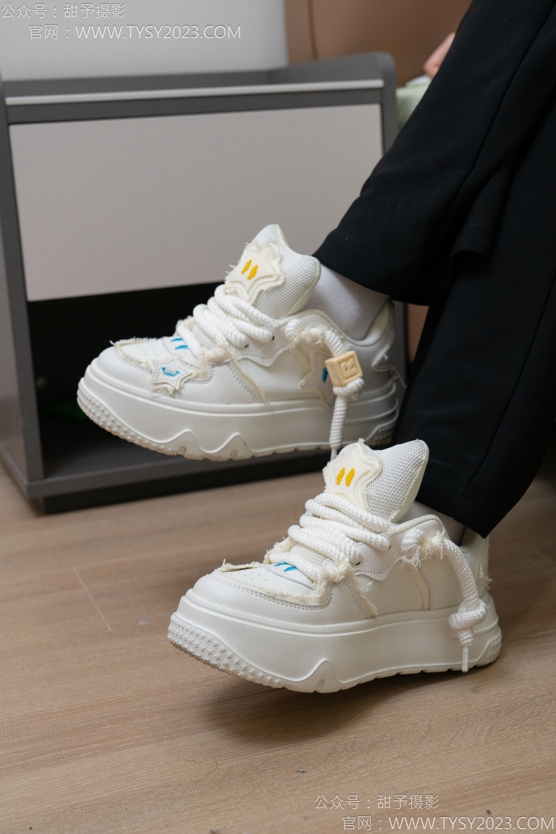 甜予摄影 No.135 思思 - 板鞋、白棉袜、裸足/(135P)