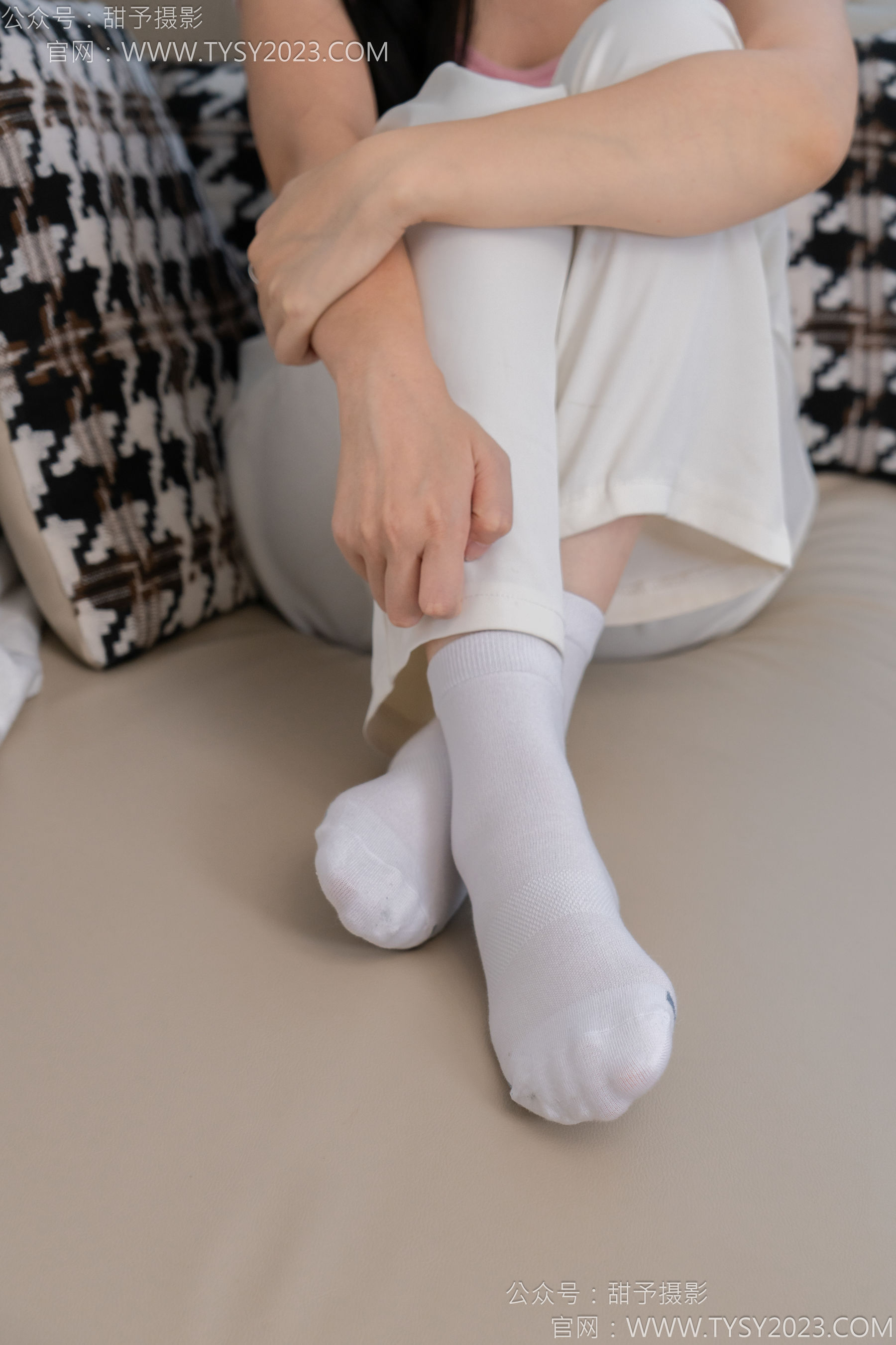 甜予摄影 No.124 梦梦 - 板鞋、白棉袜、裸足/(135P)