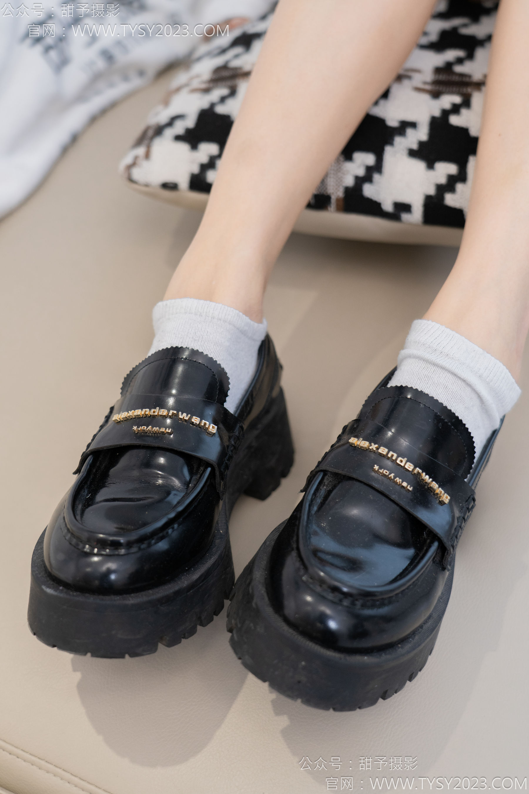 甜予摄影 No.130 澜澜 - 皮鞋、白棉袜、裸足、掉袜子剧情/(130P)