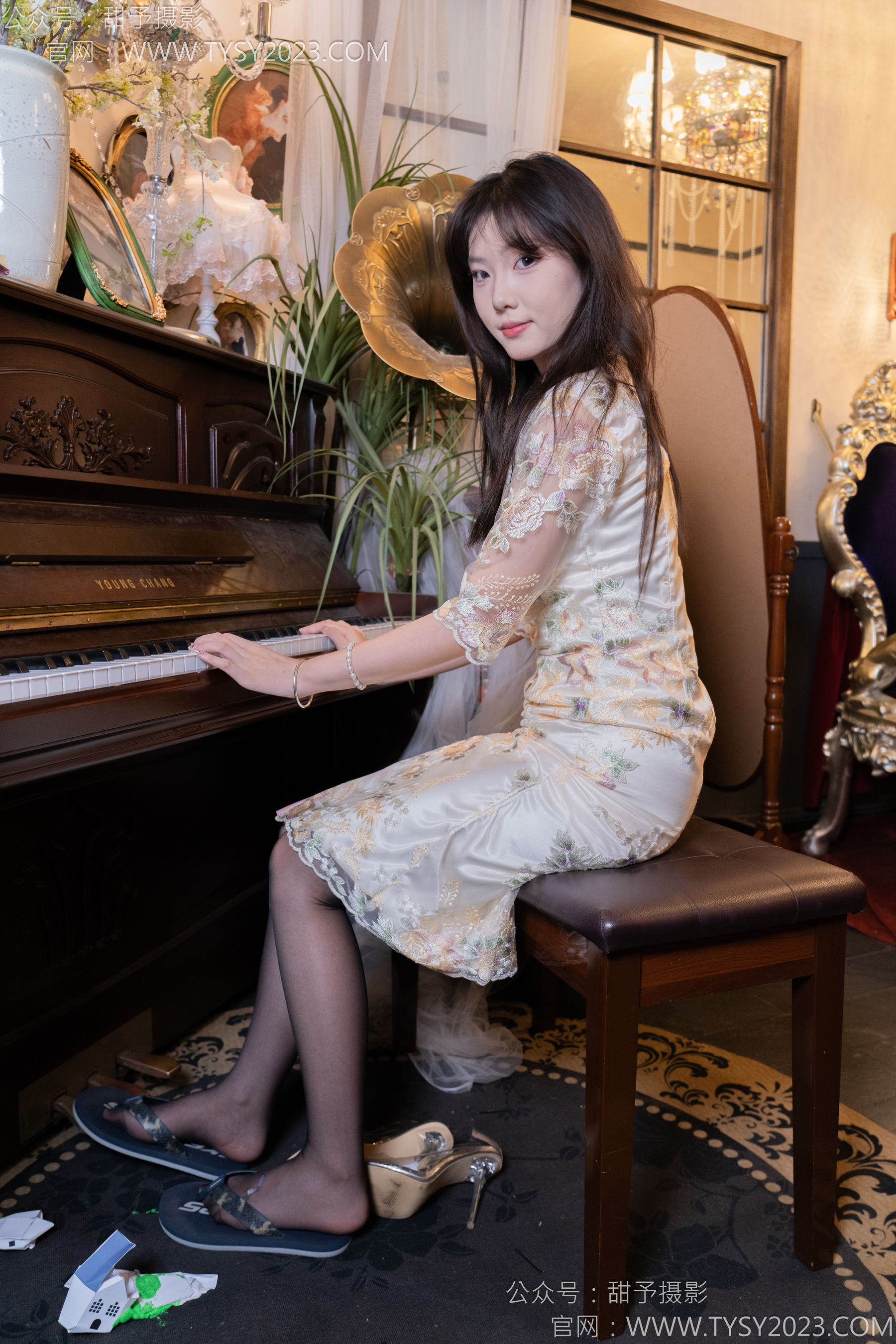 甜予摄影 No.128 璇璇 - 拖鞋、高跟鞋、薄灰丝、薄黑丝、踩小房子剧情/(127P)