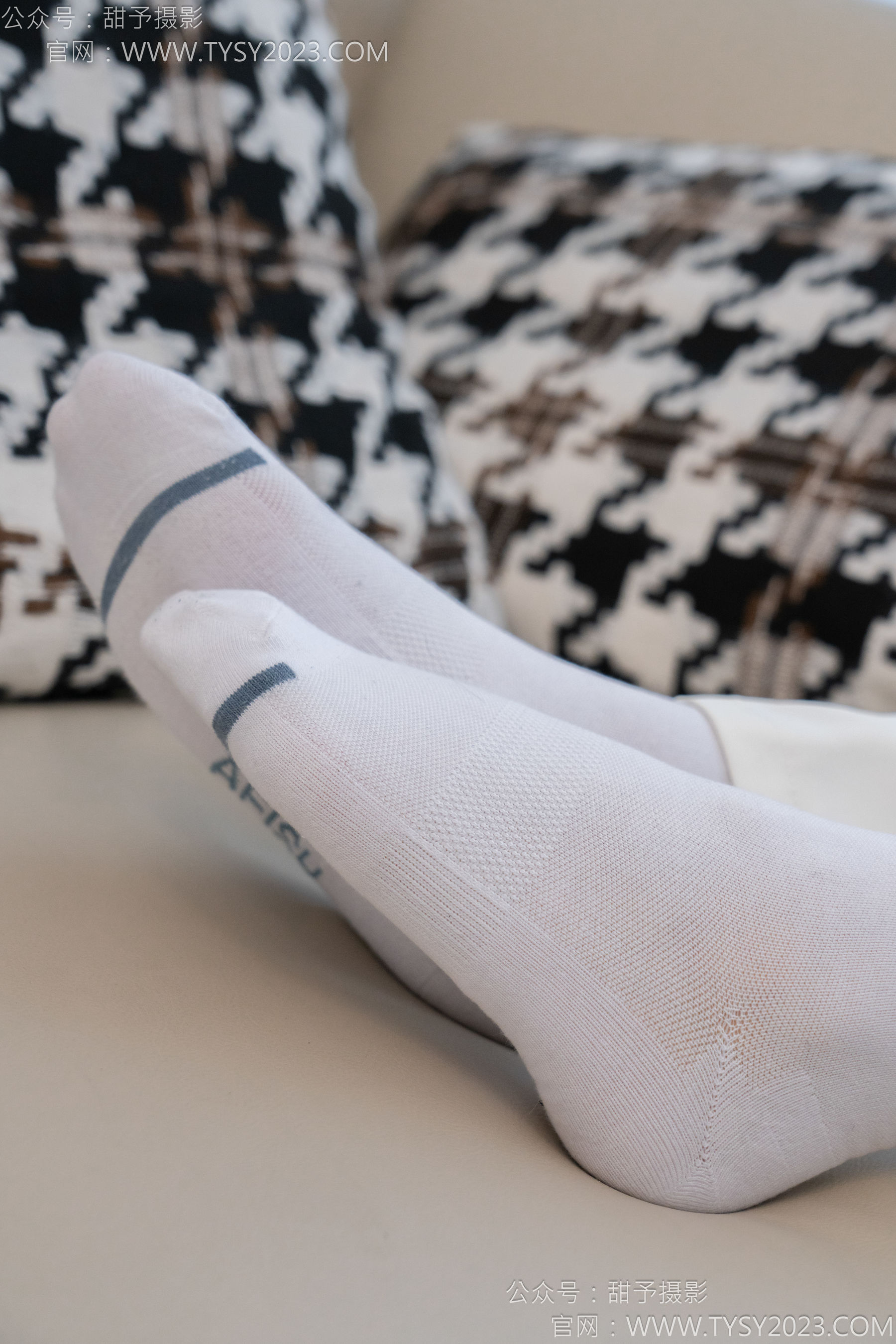 甜予摄影 No.124 梦梦 - 板鞋、白棉袜、裸足/(135P)