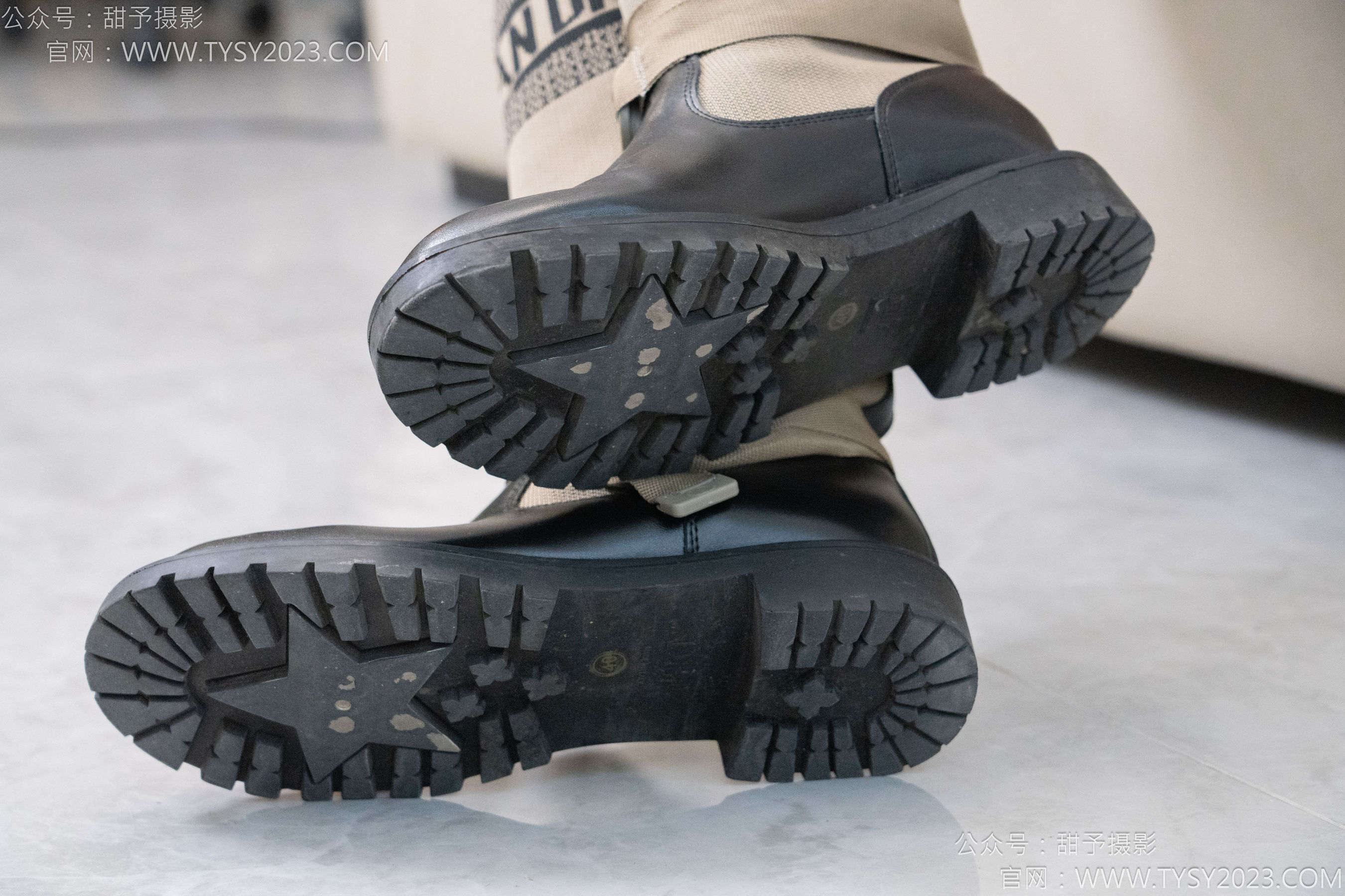 甜予摄影 No.129 咖啡豆 - 长靴、白棉袜、裸足/(134P)