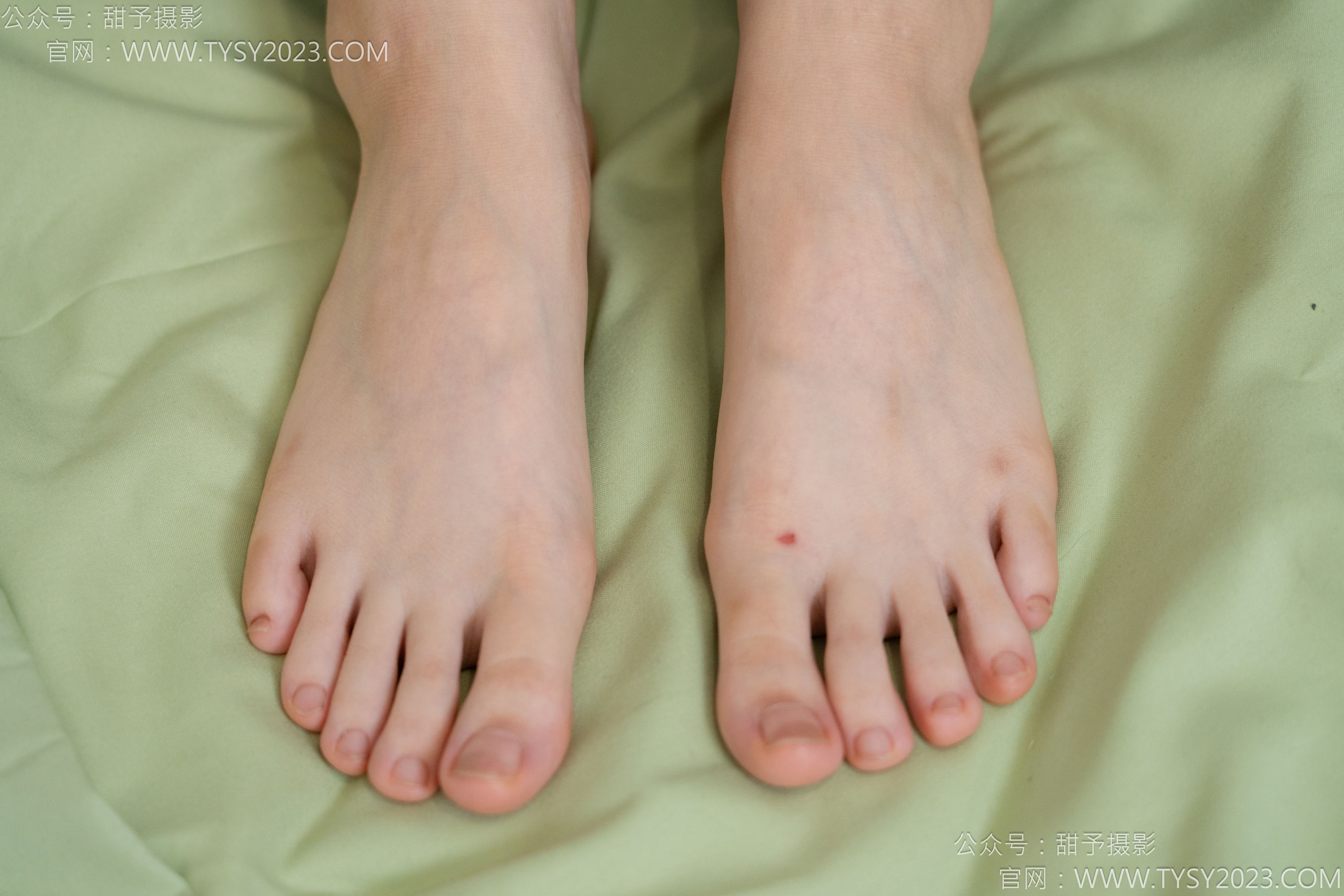 甜予摄影 No.135 思思 - 板鞋、白棉袜、裸足/(135P)