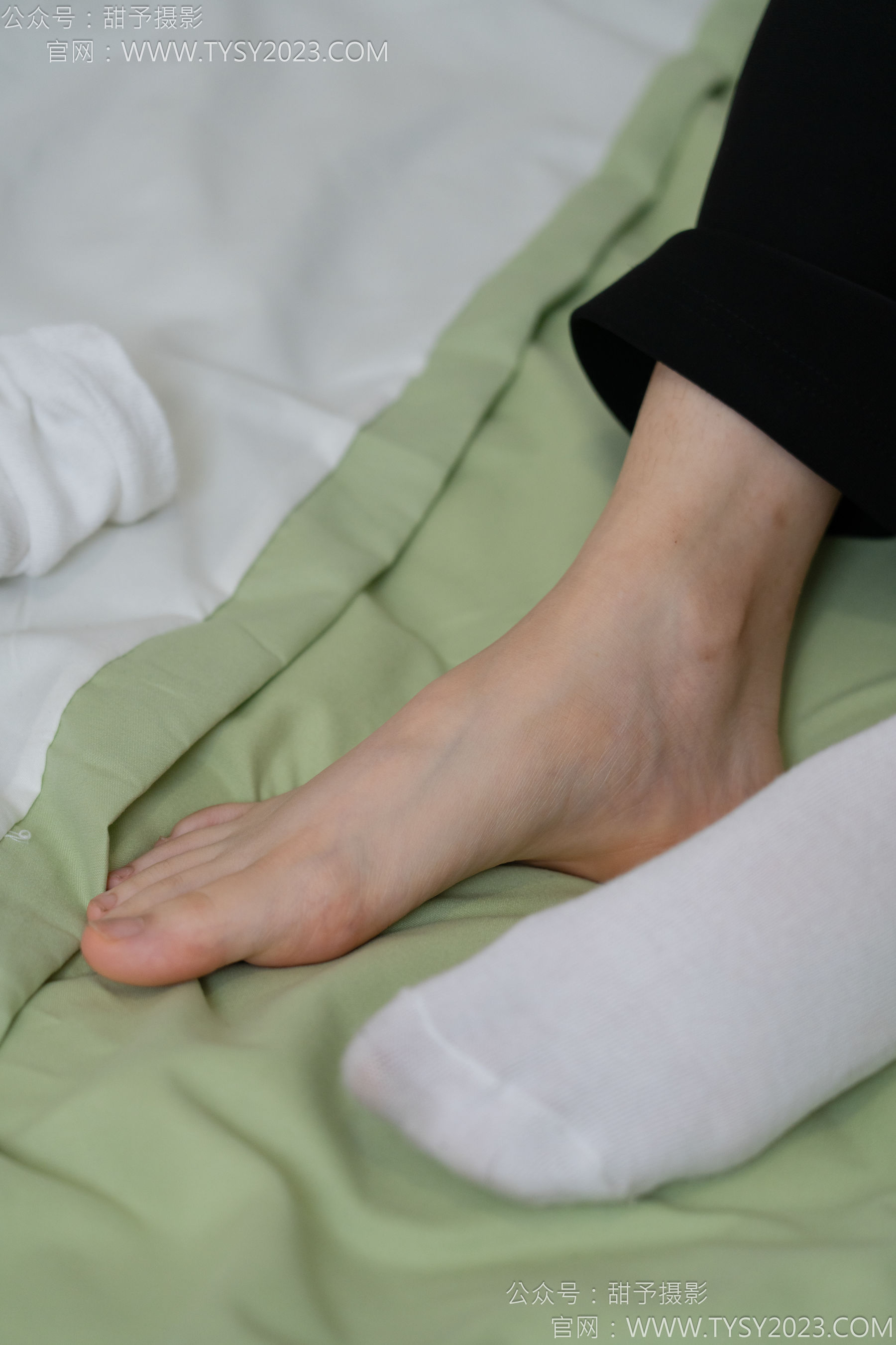 甜予摄影 No.135 思思 - 板鞋、白棉袜、裸足/(135P)