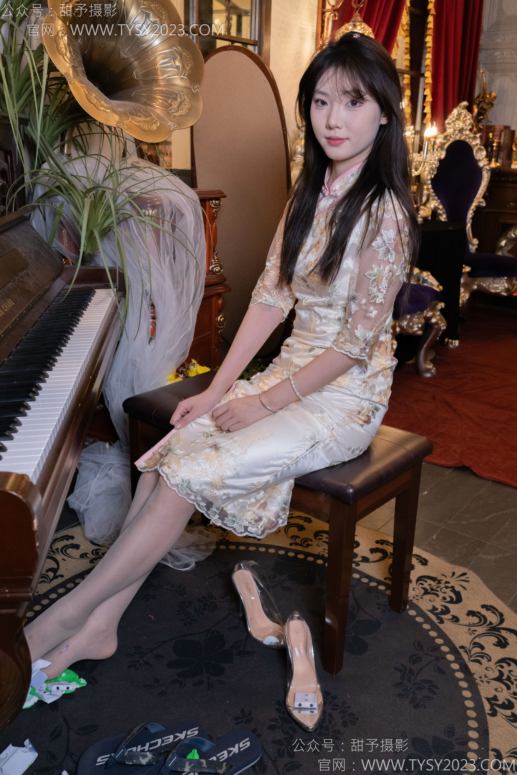 甜予摄影 No.128 璇璇 - 拖鞋、高跟鞋、薄灰丝、薄黑丝、踩小房子剧情/(127P)