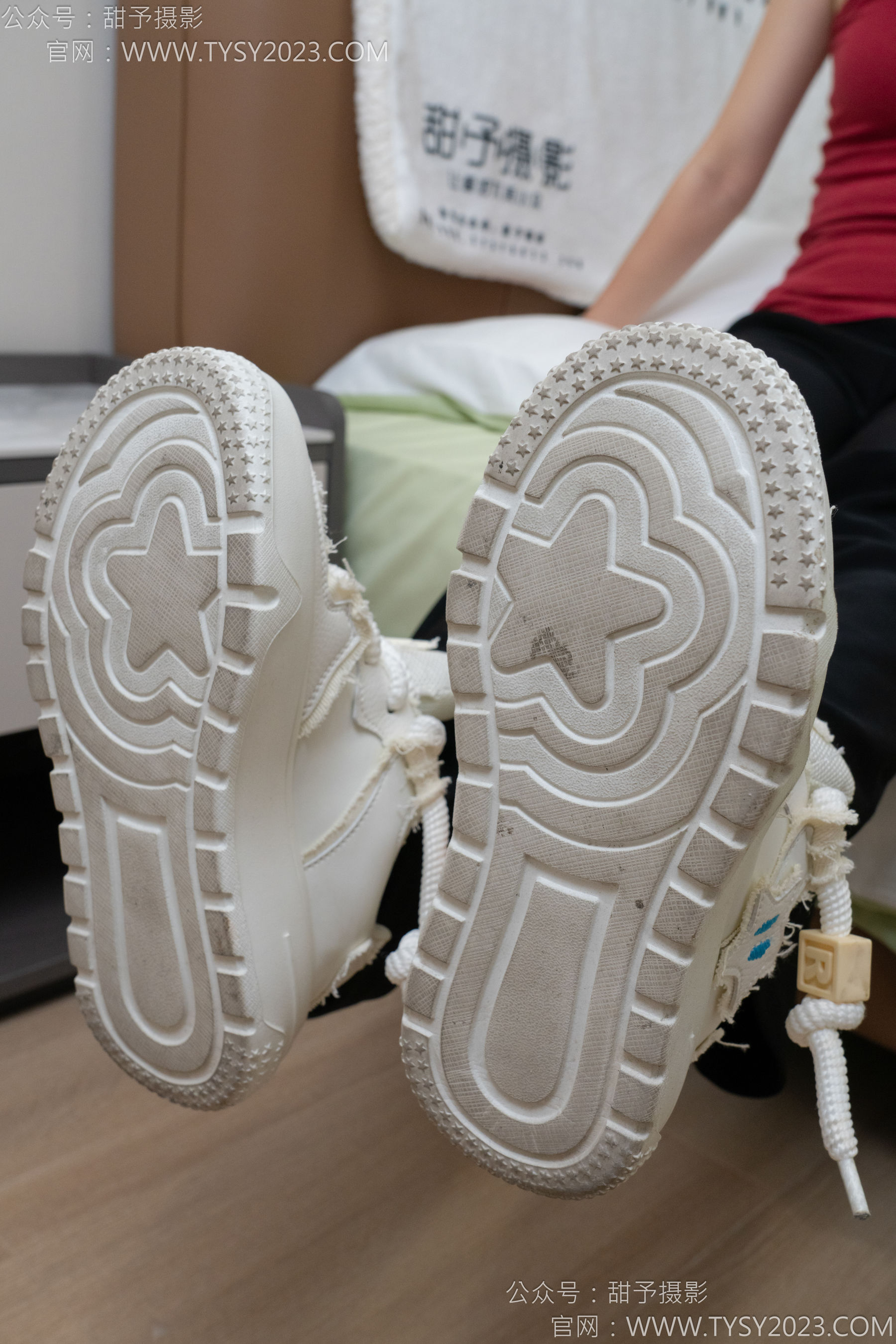 甜予摄影 No.135 思思 - 板鞋、白棉袜、裸足/(135P)