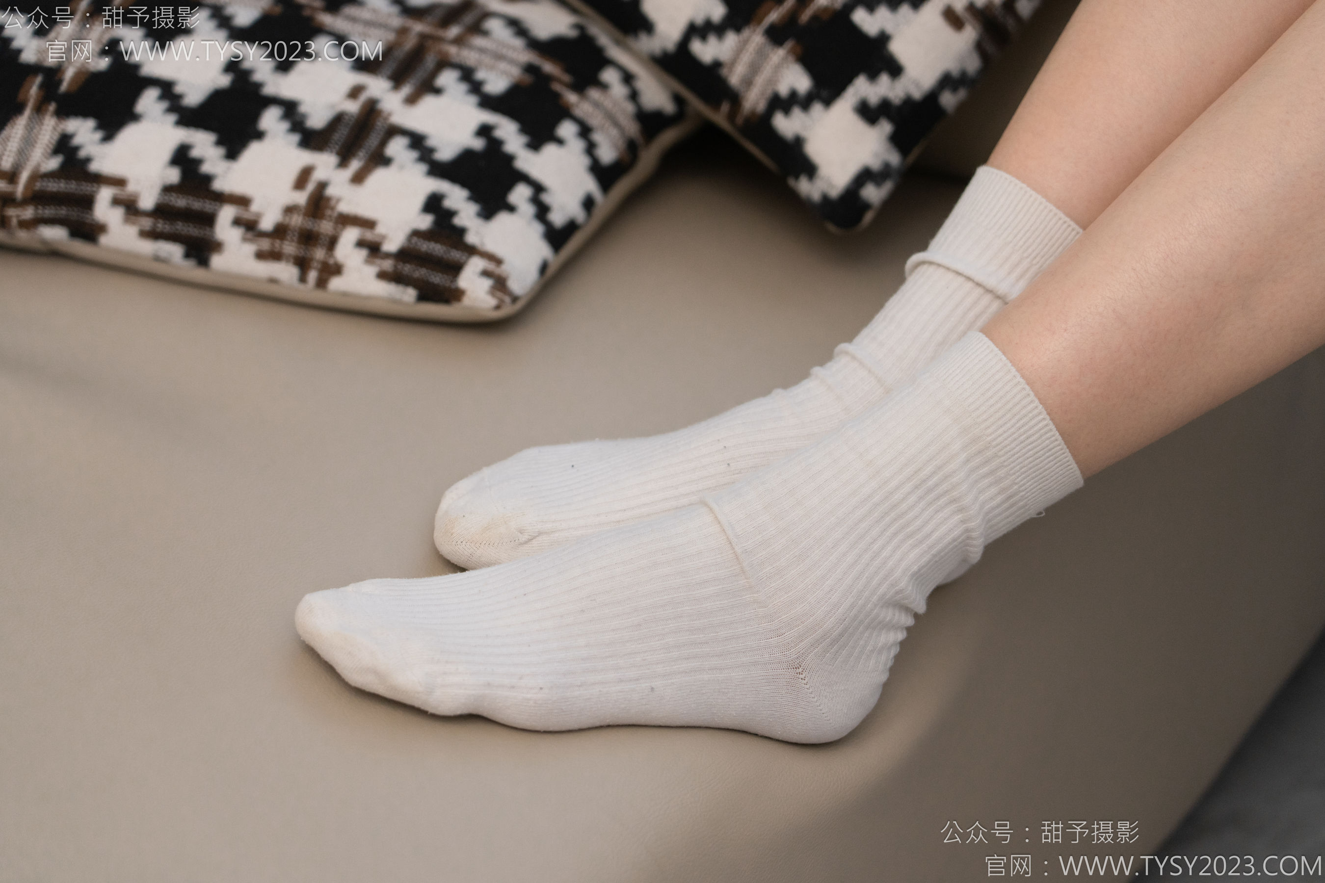 甜予摄影 No.127 丹丹 - 皮鞋、白棉袜、裸足/(145P)