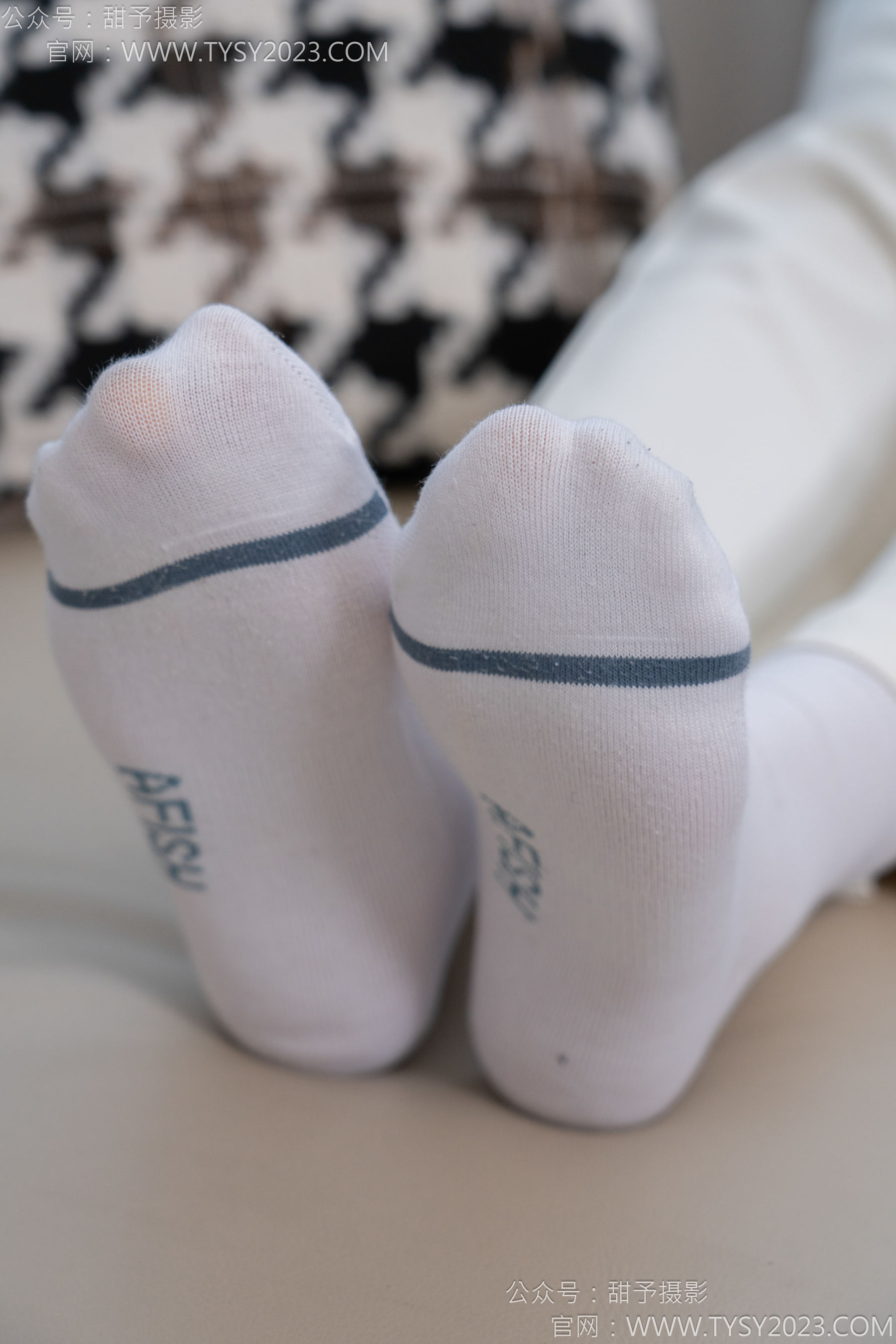 甜予摄影 No.124 梦梦 - 板鞋、白棉袜、裸足/(135P)