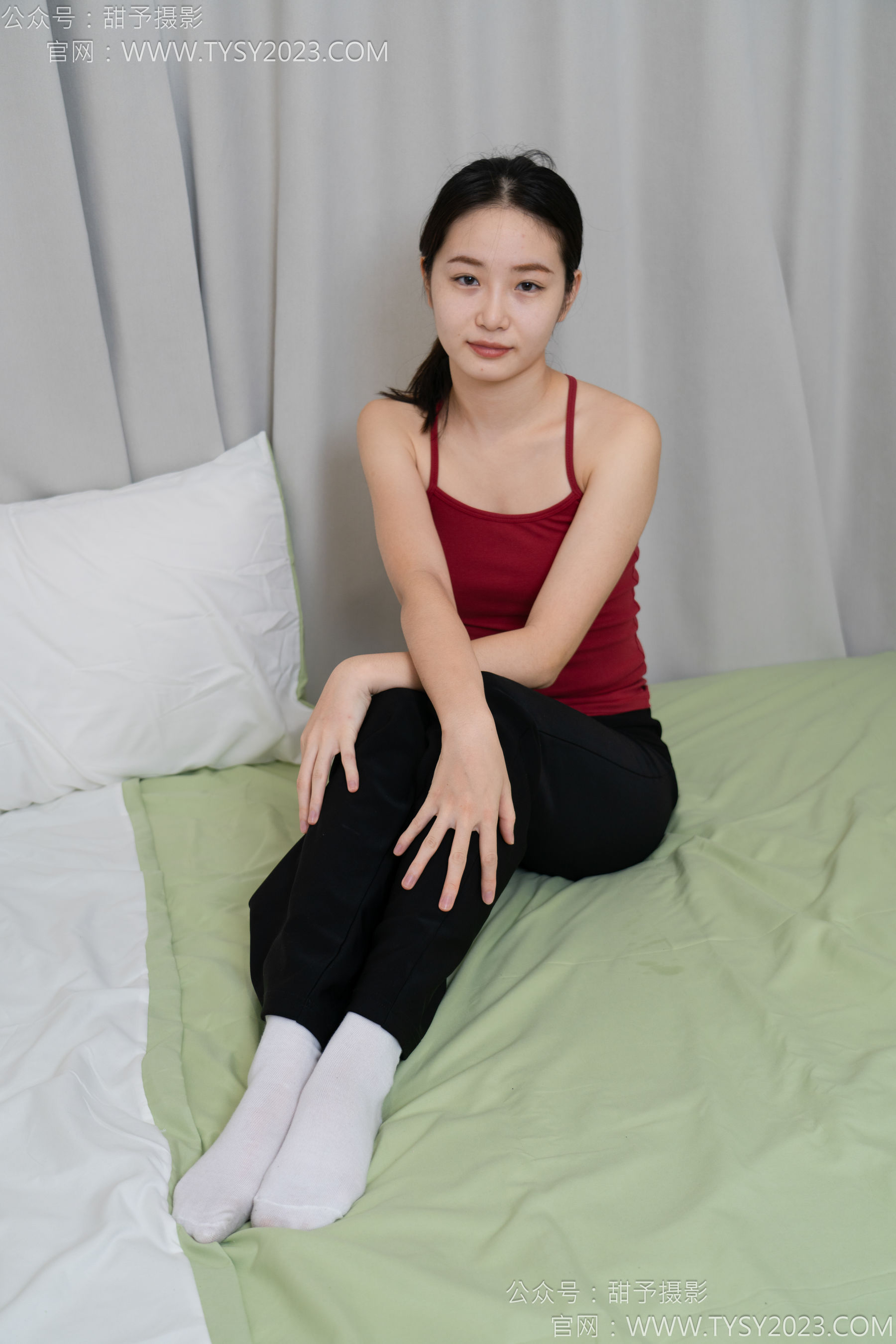 甜予摄影 No.135 思思 - 板鞋、白棉袜、裸足/(135P)